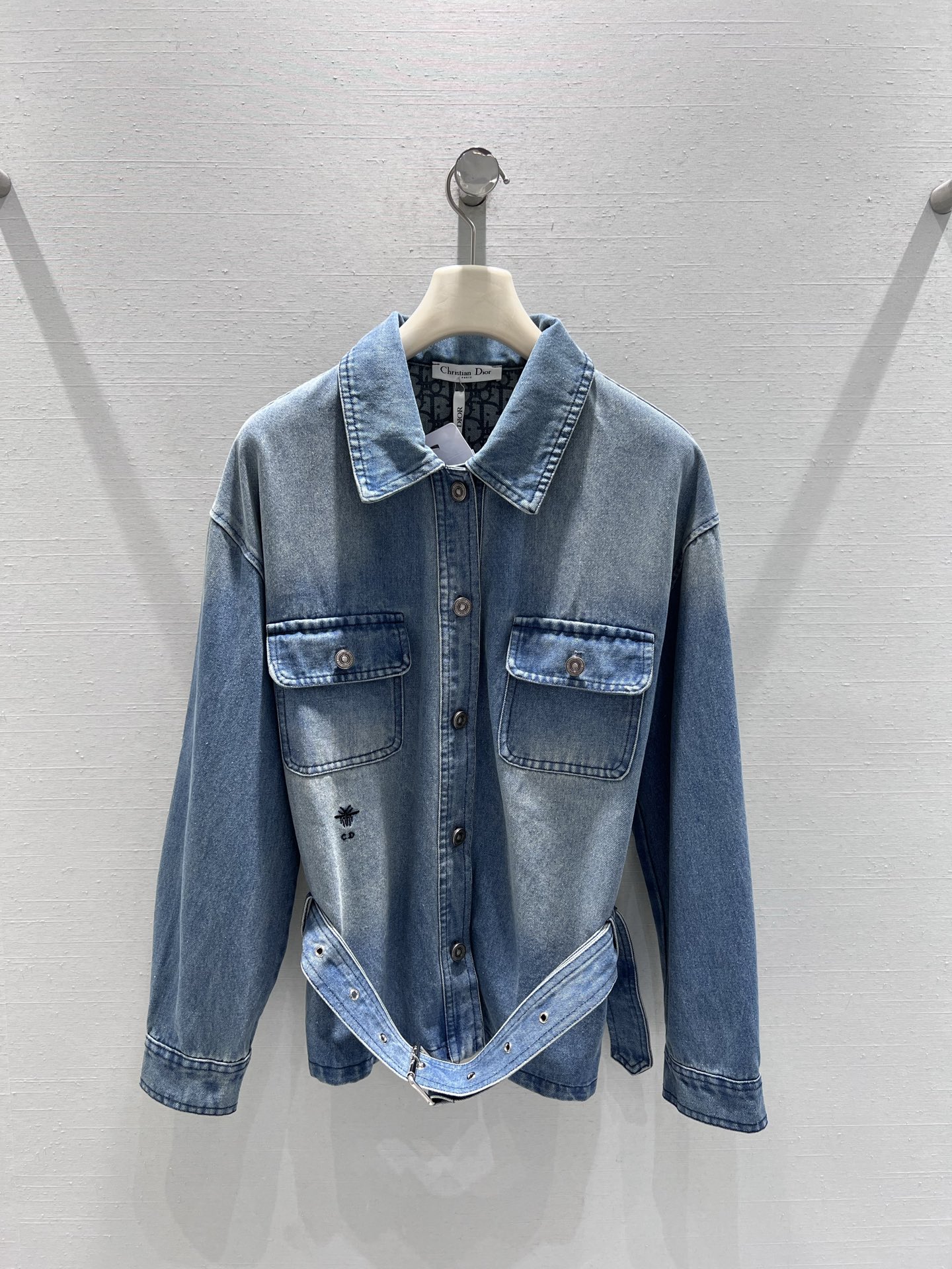 NO:658172,Supports replacement DIO*26SS early spring new product series // Belt denim shirt jacket distressed denim blue fabric, classic lapel + double pocket design, adjustable belt design on the waist, can be worn as a loose jacket, or tied with a belt to tighten the waistline, the style can be salty or sweet. The side is embellished with the bee logo embroidery, and the details are exquisite. SML real shot details, dior, jackets & coats, shirts, alexander wang19860909支持换款DIO*26SS早春新品系列//腰带牛仔衬衫外套做旧牛仔蓝面料,经典翻领+双口袋设计、腰部加入了可调节腰带设计,既能当宽松外套穿,也能系上腰带收出腰线,风格可盐可甜.侧边点缀小蜜蜂标识刺绣,细节处显精致.SML实拍细节,,dior,jackets & coats,shirts,alexander wang,Women's clothing
