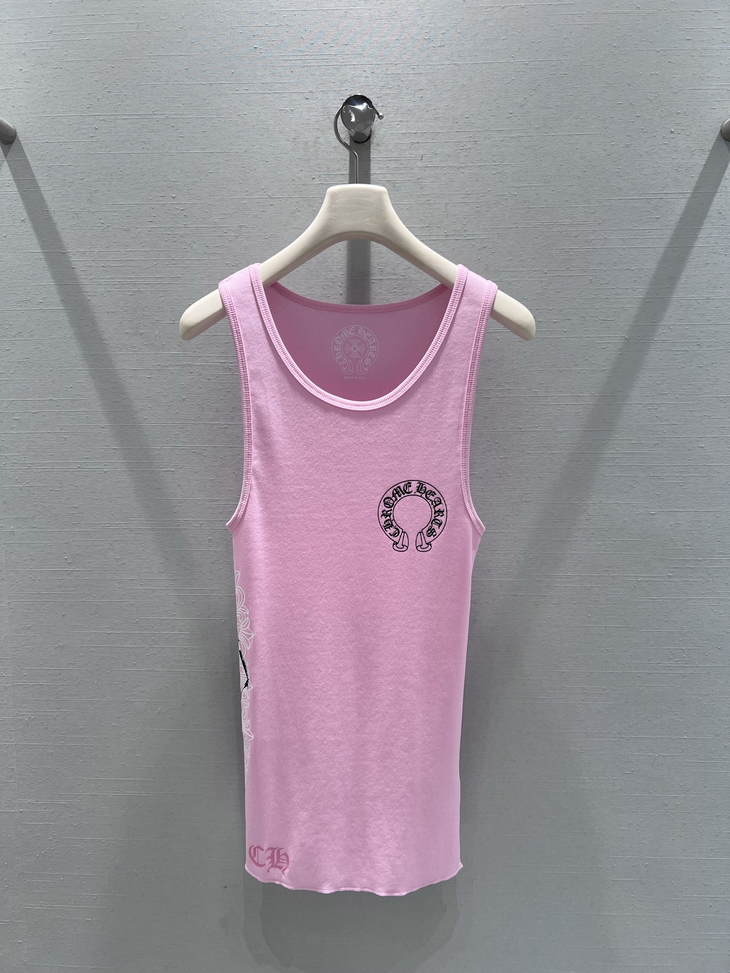NO:658166,Supports exchange chrom*he*rts Chrom* Autumn and Winter Series // Pink sleeveless vest made of fine pit strip fabric, gentle light pink; embellished with logo circular printing on the chest, with fashion brand texture in the details, classic logo elements on the side, simple yet design sense. Slim-fitting and slightly elastic style, worn alone to create a casual hot girl style, it is OK to wear inside and layered. SML real shot details, chrome hearts, alexander wang19860909支持换款 chrom*he*rts克罗**秋冬系列//粉色无袖背心细坑条面料,温柔的淡粉色；胸前点缀logo圆形印花,细节处带潮牌质感,侧边经典logo元素,简约中不失设计感.修身微弹款,单穿打造随性辣妹风,内搭叠穿都OK.SML实拍细节,,chrome hearts,alexander wang,Women's clothing