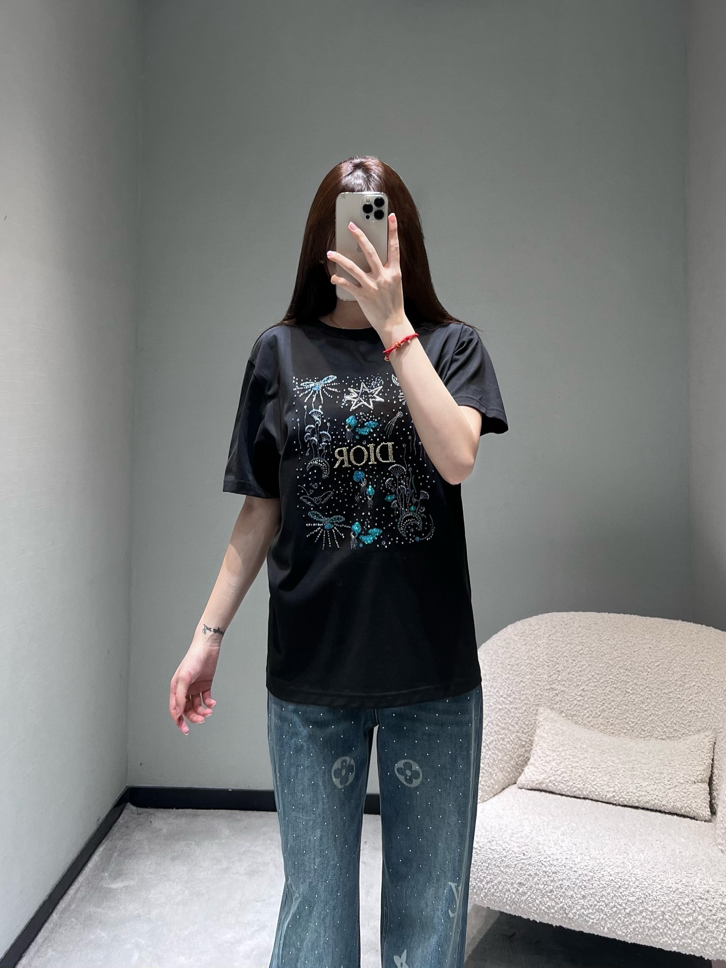 NO:658163,DIO*26SS early spring new product series // The front of the starry sky short-sleeved T-shirt is decorated with starry sky elements, stars, moons, butterflies and other patterns combined with rhinestones + embroidery technology. The details are exquisite and sparkling, and it is also embellished with golden CD logo embroidery in the middle, giving it a light and luxurious texture. Black and white SML, dior, T-shirt, tees, t-shirt, alexander wang19860909DIO*26SS早春新品系列//星空短袖T恤衣身正面是满幅的星空元素装饰星星、月亮、蝴蝶等图案结合水钻+刺绣工艺,细节精致又闪,中间还点缀着金色的CD标识logo刺绣,自带轻奢质感.黑白两色 SML,,dior,T-shirt,tees，t-shirt,alexander wang,Women's clothing