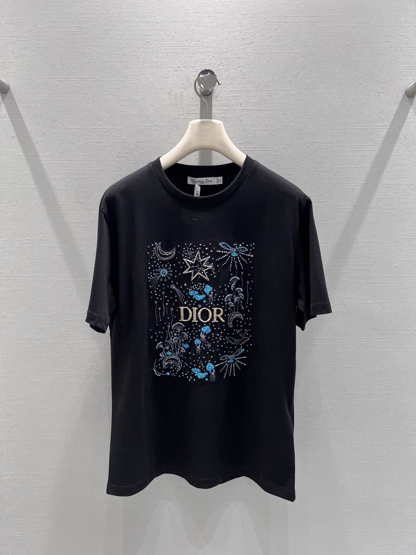 NO:658160,Support exchange DIO*26SS early spring new product series // The front of the starry sky short-sleeved T-shirt is full of starry sky elements decorated with stars, moon, butterflies and other patterns combined with rhinestones + embroidery technology. The details are exquisite and sparkling. It is also embellished with golden CD logo embroidery in the middle, with a light and luxurious texture. Black and white SML real shot details, dior, T-shirt, tees, t-shirt, alexander wang19860909支持换款DIO*26SS早春新品系列//星空短袖T恤衣身正面是满幅的星空元素装饰星星、月亮、蝴蝶等图案结合水钻+刺绣工艺,细节精致又闪,中间还点缀着金色的CD标识logo刺绣,自带轻奢质感.黑白两色 SML实拍细节,,dior,T-shirt,tees，t-shirt,alexander wang,Women's clothing