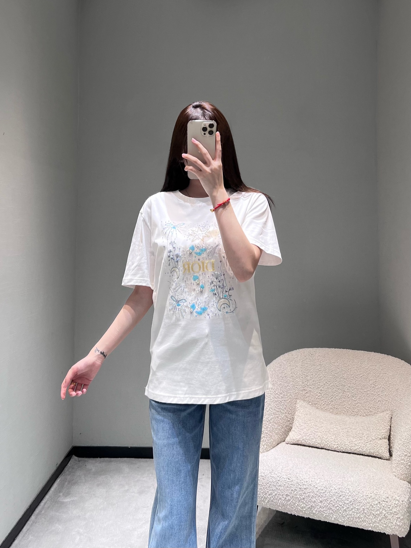 NO:658157,DIO*26SS early spring new product series // The front of the starry sky short-sleeved T-shirt is decorated with starry sky elements, stars, moons, butterflies and other patterns combined with rhinestones + embroidery technology. The details are exquisite and sparkling, and it is also embellished with golden CD logo embroidery in the middle, giving it a light and luxurious texture. Black and white SML, dior, T-shirt, tees, t-shirt, alexander wang19860909DIO*26SS早春新品系列//星空短袖T恤衣身正面是满幅的星空元素装饰星星、月亮、蝴蝶等图案结合水钻+刺绣工艺,细节精致又闪,中间还点缀着金色的CD标识logo刺绣,自带轻奢质感.黑白两色 SML,,dior,T-shirt,tees，t-shirt,alexander wang,Women's clothing