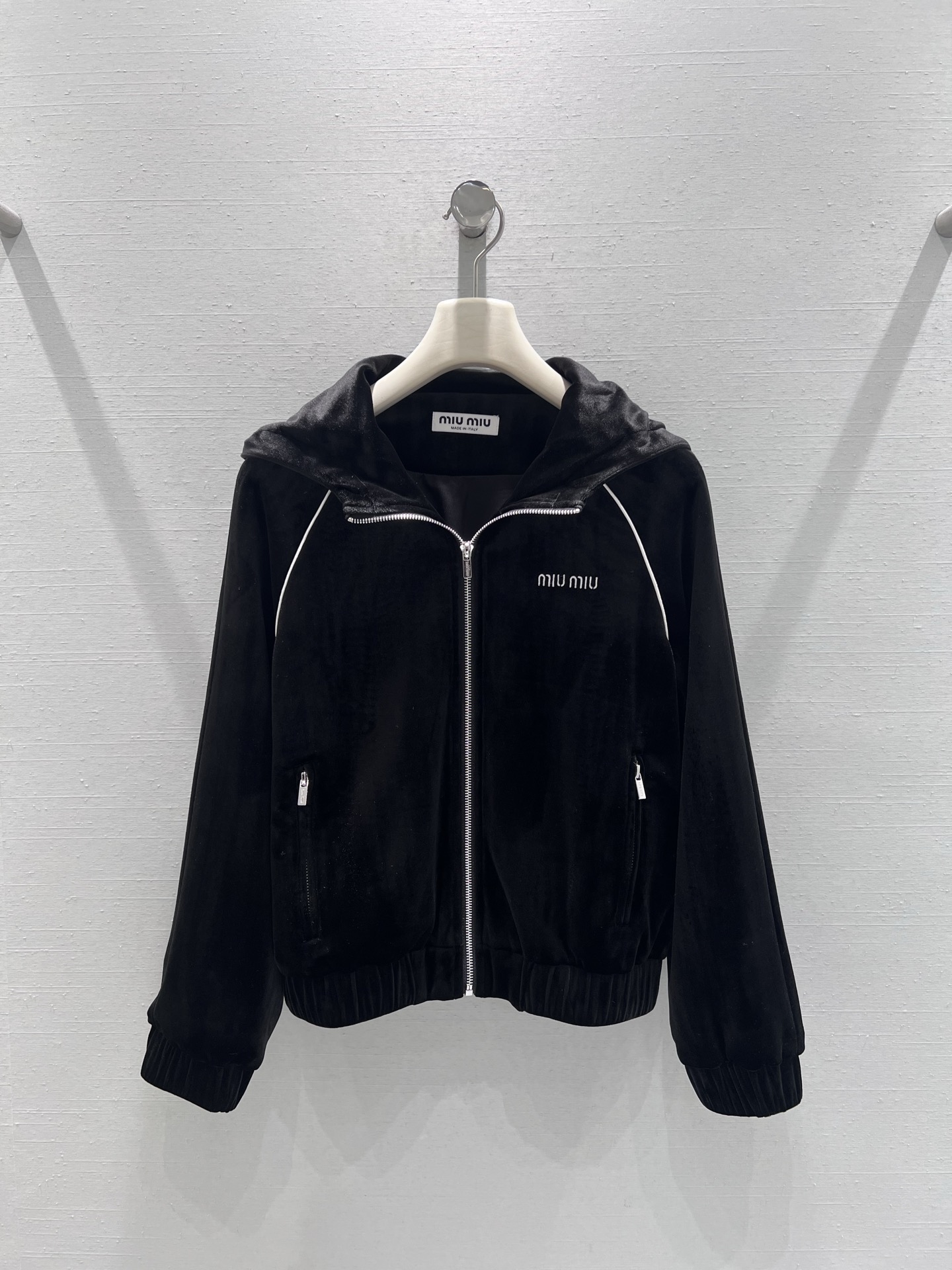 NO:658177,Support MIU*25FW new autumn and winter product series //Velvet casual suit made of black velvet with a sense of luster; the jacket is hooded, with side pockets and MIU logo on the chest; the trousers are high-waisted and wide-legged, with a drawstring waistband to adjust the elasticity, and white line decoration on the side, echoing the details of the jacket, making you look slimmer and longer. SML real shot details, miumiu, jackets & coats, hats, alexander wang19860909支持换款MIU*25FW秋冬新品系列//丝绒休闲套装黑色丝绒材质,自带光泽感；外套连帽款,侧边口袋,胸前MIU 标识；裤子高腰阔腿版型,抽绳腰头调节松紧,侧边有白色线条装饰,和外套的细节呼应,显瘦又显腿长.SML实拍细节,,miumiu,jackets & coats,hats,alexander wang,Women's clothing