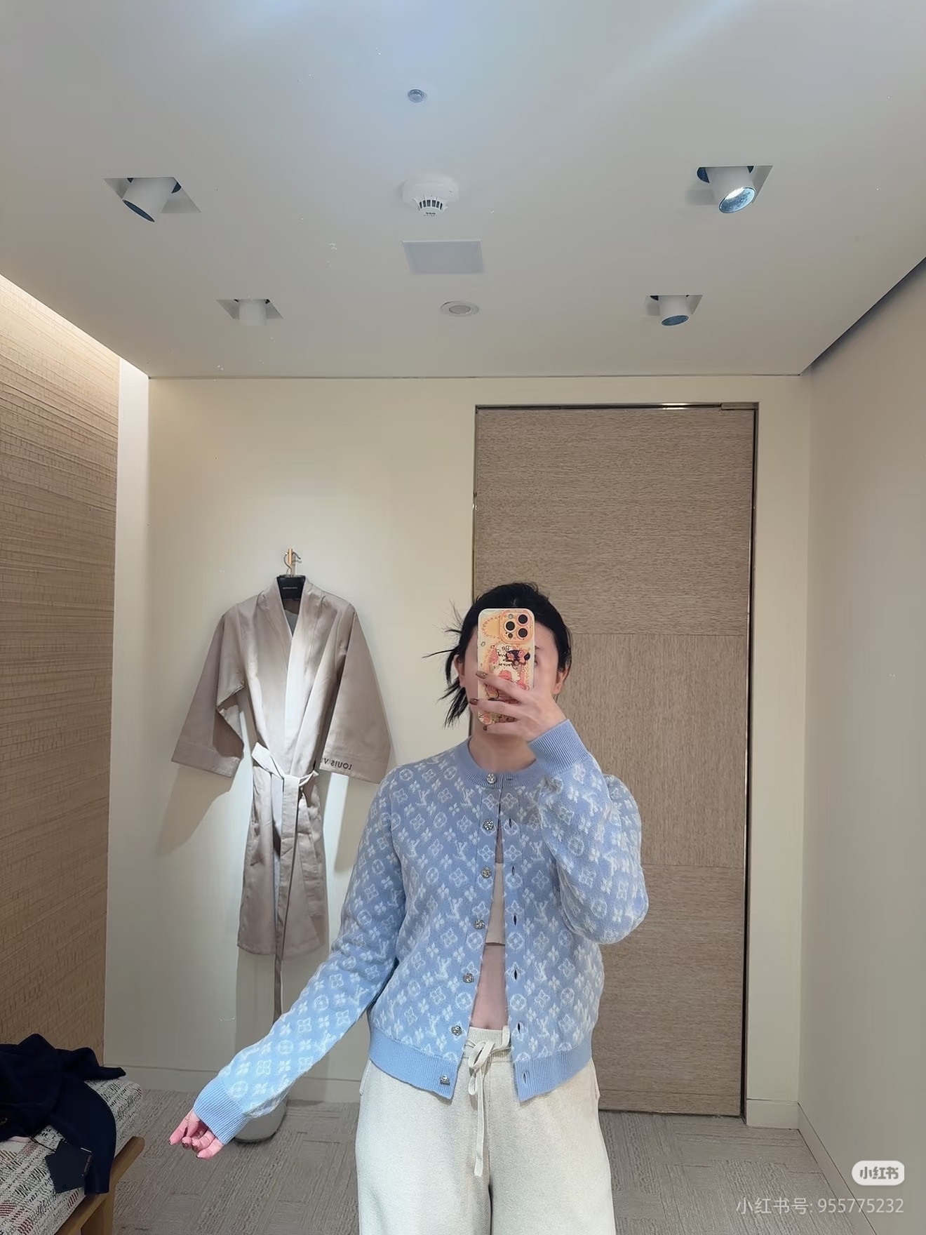 NO:658652,Louis Vit**on 2025FW new autumn and winter series // Blue and white jacquard knitted cardigan with rhombus jacquard craftsmanship, the fabric is skin-friendly and has a slight plush texture, and the body is printed with blue and white rhombus jacquard texture. Short regular version, single row of metal button placket, creating a gentle and smart visual effect. SML,, louis vuitton, alexander wang19860909Louis Vit**on 2025FW秋冬新品系列//蓝白提花针织开衫菱格提花工艺,面料触感亲肤且带有轻微的毛绒质感,衣身满印蓝白相间的菱格提花纹理.短款常规版型,单排金属纽扣门襟,打造出温柔又灵动的视觉效果.SML,,louis vuitton,alexander wang,Women's clothing