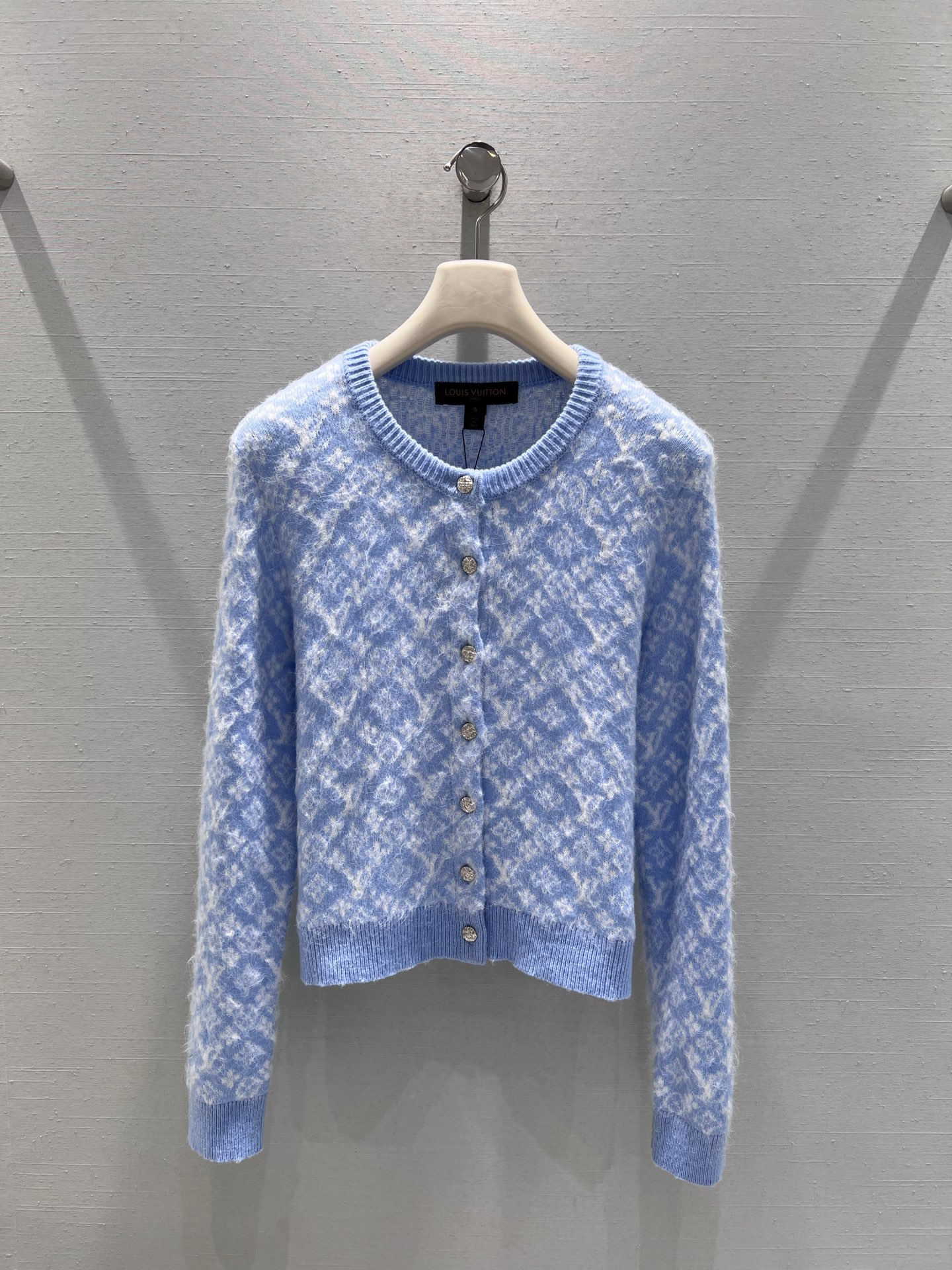 NO:658650,Support Louis Vit**on 2025FW autumn and winter new product series // Blue and white jacquard knitted cardigan with rhombus jacquard craftsmanship, the fabric is skin-friendly and has a slight plush texture, and the body is printed with blue and white rhombus jacquard texture. Short regular version, single row of metal button placket, creating a gentle and smart visual effect. SML real shot details, louis vuitton, alexander wang19860909支持换款Louis Vit**on 2025FW秋冬新品系列//蓝白提花针织开衫菱格提花工艺,面料触感亲肤且带有轻微的毛绒质感,衣身满印蓝白相间的菱格提花纹理.短款常规版型,单排金属纽扣门襟,打造出温柔又灵动的视觉效果.SML实拍细节,,louis vuitton,alexander wang,Women's clothing