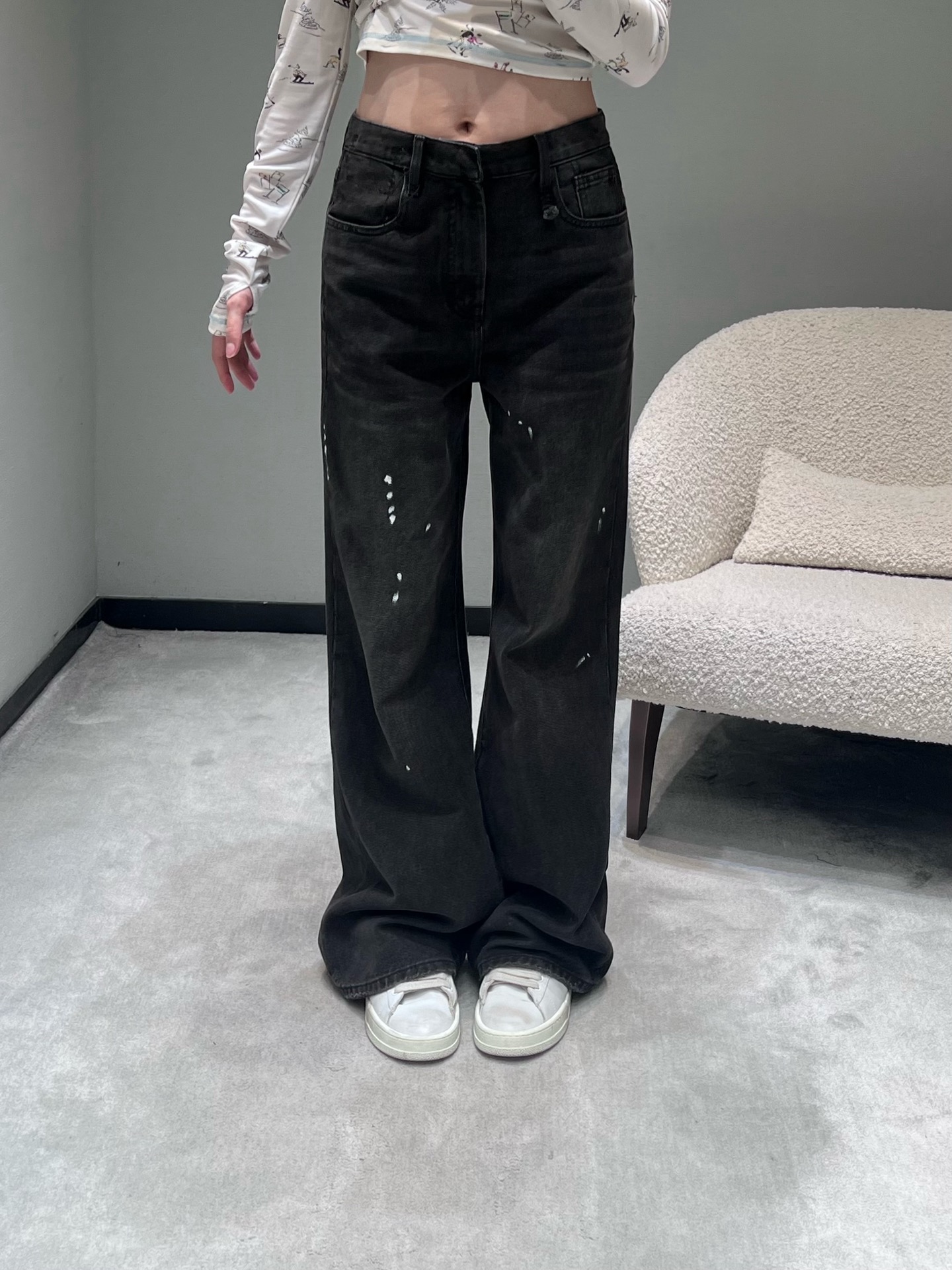 NO:658649,25FW new autumn and winter series // Retro washed blue wide-leg jeans denim material combined with loose wide-leg tailoring to create a retro atmosphere; using retro light blue washing technology, the pants have a natural old and whitened effect, which weakens the toughness of the denim fabric and adds a retro casual tone. The classic blue tone is suitable for a variety of top styles. Two colors are available SML, jeans, alexander wang1986090925FW秋冬新款系列//复古水洗蓝阔腿牛仔裤丹宁材质结合宽松阔腿剪裁,打造出兼具复古氛围；采用复古浅蓝水洗工艺,裤身带有自然的做旧磨白效果,弱化了牛仔面料的硬朗感,增添了复古随性的腔调,经典的蓝色调适配多种上衣风格.两色可入 SML,,jeans,alexander wang,Women's clothing