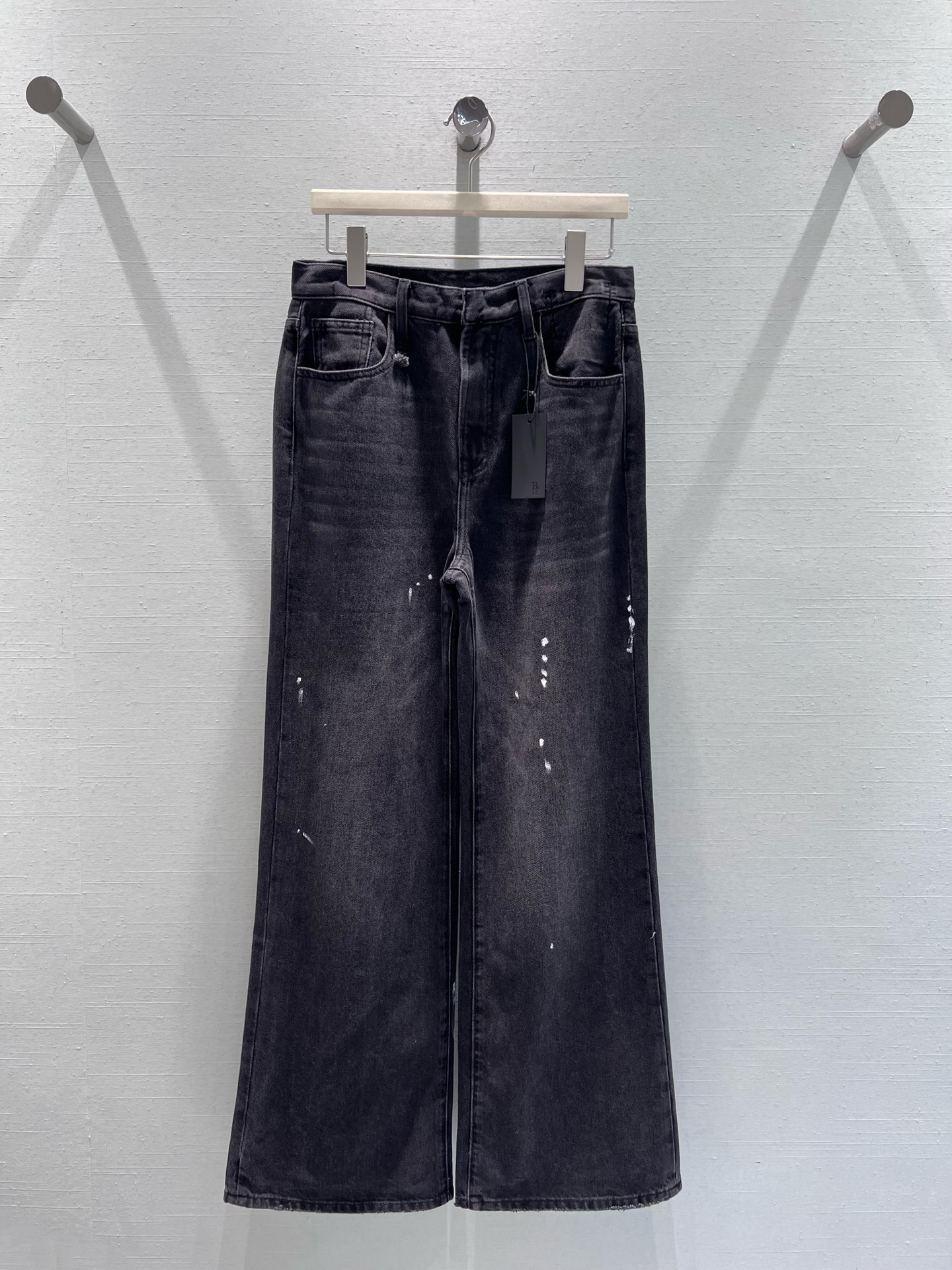 NO:658646,Support exchange of 25FW new autumn and winter series // Vintage washed blue wide-leg jeans denim material combined with loose wide-leg tailoring to create a retro atmosphere; using retro light blue washing technology, the pants have a natural old and whitened effect, which weakens the toughness of the denim fabric and adds a retro casual tone. The classic blue tone is suitable for a variety of top styles. Two colors are available. SML real shot details, jeans, alexander wang19860909支持换款25FW秋冬新款系列//复古水洗蓝阔腿牛仔裤丹宁材质结合宽松阔腿剪裁,打造出兼具复古氛围；采用复古浅蓝水洗工艺,裤身带有自然的做旧磨白效果,弱化了牛仔面料的硬朗感,增添了复古随性的腔调,经典的蓝色调适配多种上衣风格.两色可入 SML实拍细节,,jeans,alexander wang,Women's clothing