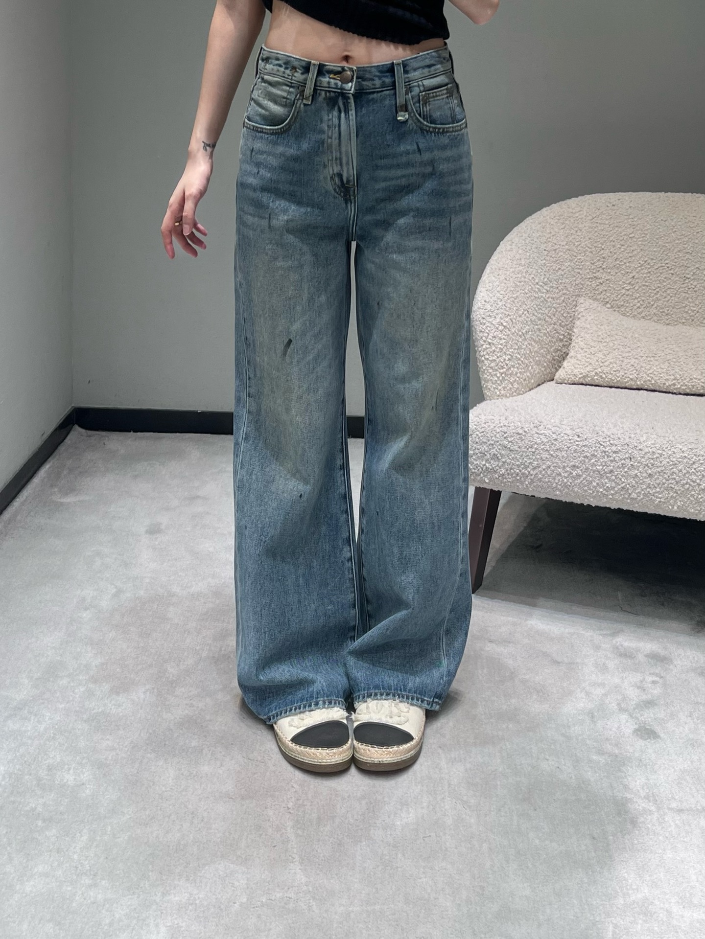 NO:658643,25FW new autumn and winter series // Retro washed blue wide-leg jeans denim material combined with loose wide-leg tailoring to create a retro atmosphere; using retro light blue washing technology, the pants have a natural old and whitened effect, which weakens the toughness of the denim fabric and adds a retro casual tone. The classic blue tone is suitable for a variety of top styles. Two colors are available SML, jeans, alexander wang1986090925FW秋冬新款系列//复古水洗蓝阔腿牛仔裤丹宁材质结合宽松阔腿剪裁,打造出兼具复古氛围；采用复古浅蓝水洗工艺,裤身带有自然的做旧磨白效果,弱化了牛仔面料的硬朗感,增添了复古随性的腔调,经典的蓝色调适配多种上衣风格.两色可入 SML,,jeans,alexander wang,Women's clothing