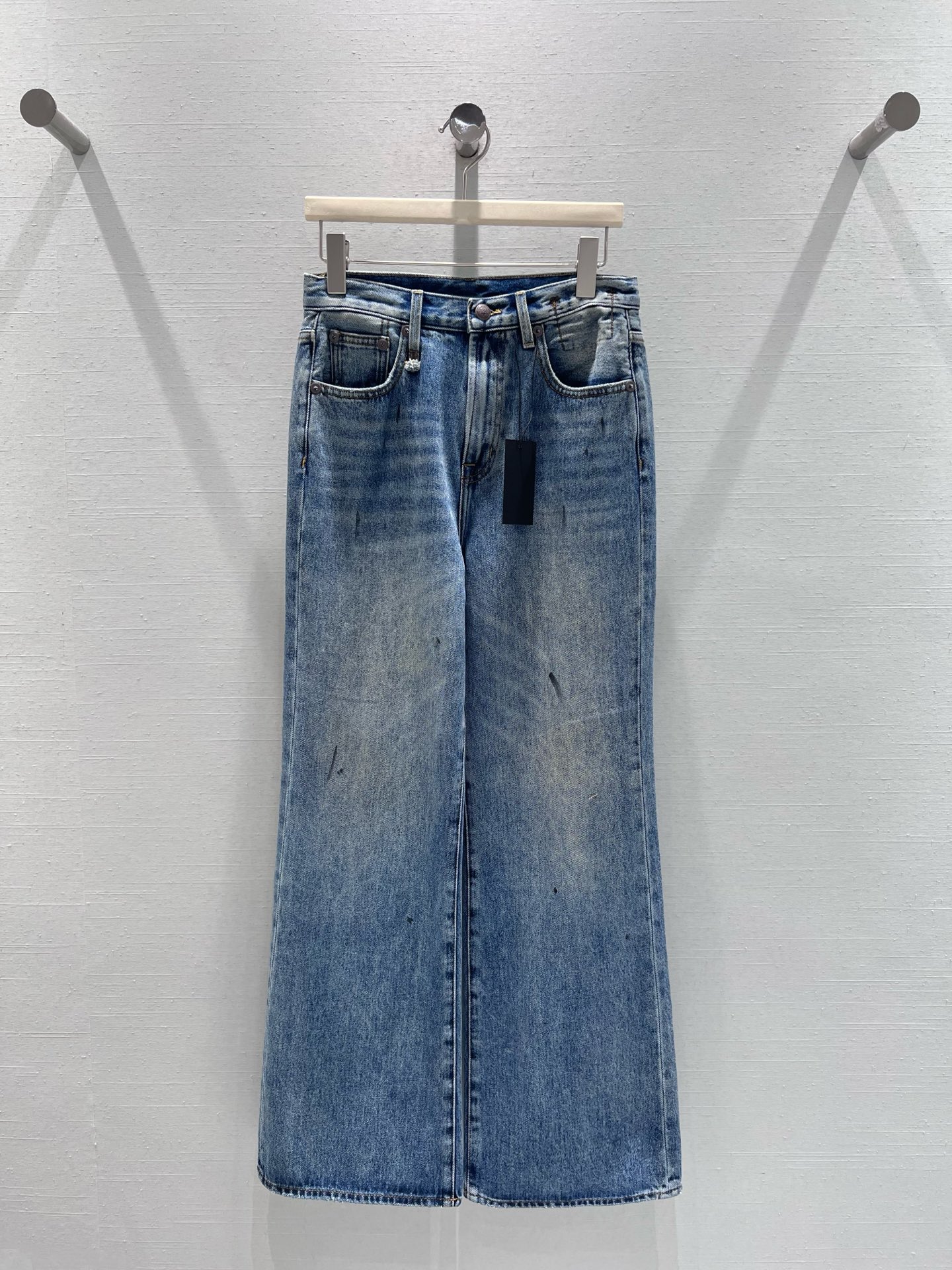 NO:658640,Support exchange of 25FW new autumn and winter series // Vintage washed blue wide-leg jeans denim material combined with loose wide-leg tailoring to create a retro atmosphere; using retro light blue washing technology, the pants have a natural old and whitened effect, which weakens the toughness of the denim fabric and adds a retro casual tone. The classic blue tone is suitable for a variety of top styles. Two colors are available. SML real shot details, jeans, alexander wang19860909支持换款25FW秋冬新款系列//复古水洗蓝阔腿牛仔裤丹宁材质结合宽松阔腿剪裁,打造出兼具复古氛围；采用复古浅蓝水洗工艺,裤身带有自然的做旧磨白效果,弱化了牛仔面料的硬朗感,增添了复古随性的腔调,经典的蓝色调适配多种上衣风格.两色可入 SML实拍细节,,jeans,alexander wang,Women's clothing