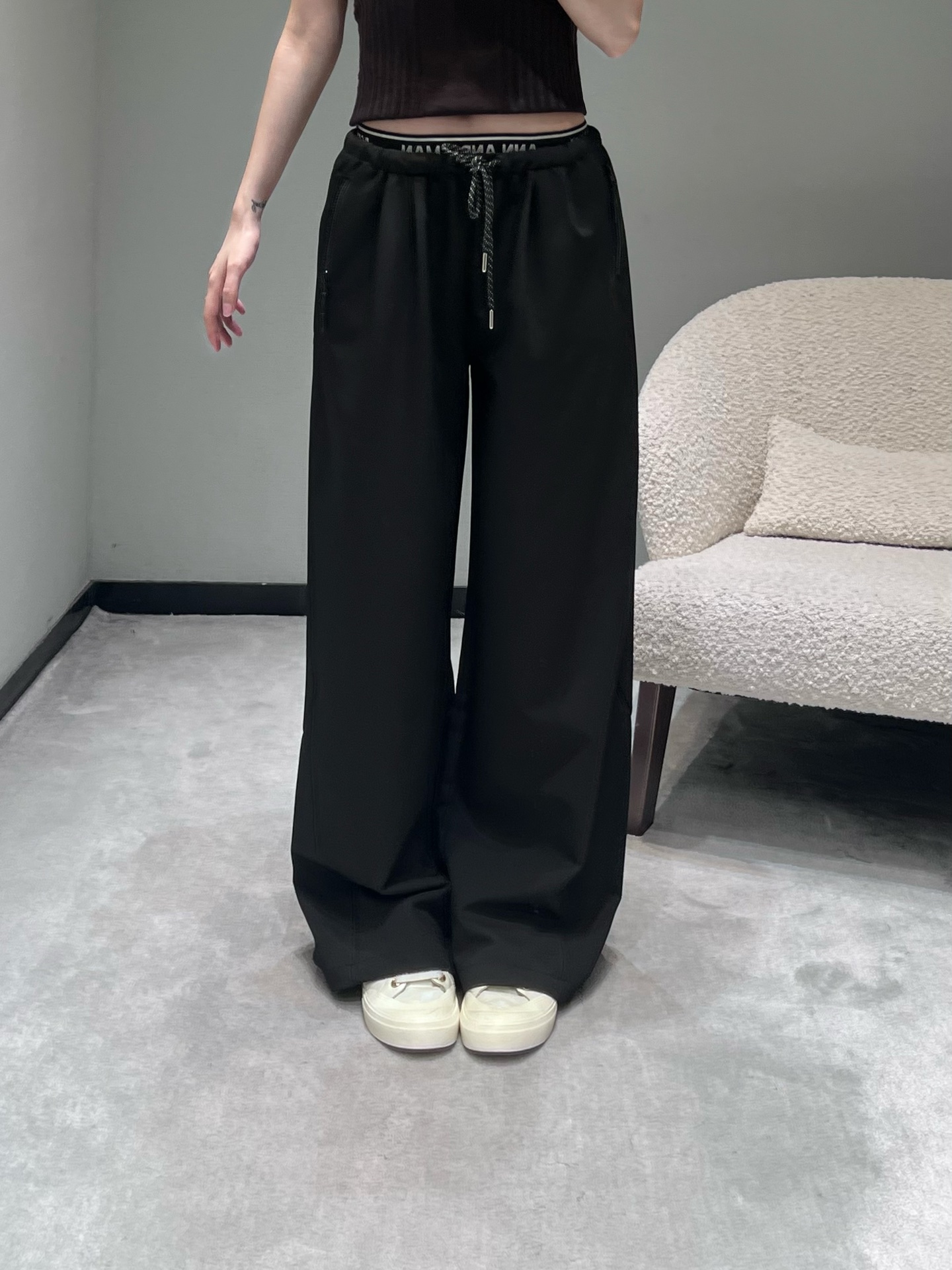 NO:658637,ANN ANDELM**25FW new series // Black wide-leg casual pants decorated with letter webbing at the waist and black woven drawstrings, echoing the trousers, with exquisite details. There are zipper pockets on both sides of the trousers, which are both practical and decorative. The wide-leg version has smooth tailoring and good drape, which can modify the leg lines and make you walk casually and freely. SML,, alexander wang19860909ANN ANDELM**25FW新款系列//黑色阔腿休闲裤腰头处饰字母织带,黑色编织抽绳,与裤身形成呼应,细节处尽显精致.裤身两侧设有拉链口袋,兼具实用性与装饰性,阔腿版型剪裁流畅,垂坠感佳,能修饰腿部线条,行走间尽显随性洒脱.SML,,alexander wang,Women's clothing