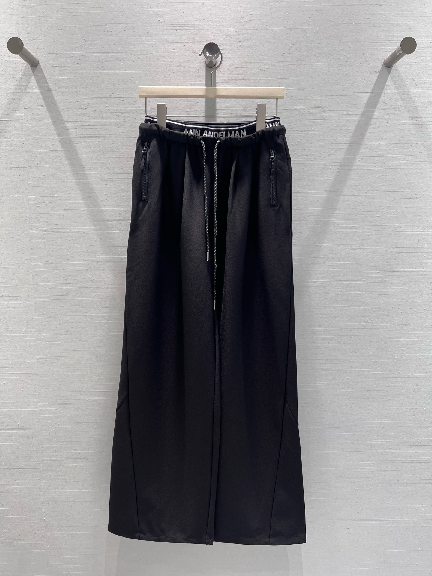 NO:658634,Support for exchange ANN ANDELM**25FW new series //Black wide-leg casual pants with letter webbing at the waist and black woven drawstrings, echoing the body of the pants, with exquisite details. There are zipper pockets on both sides of the pants, which are both practical and decorative. The wide-leg version has smooth tailoring and good drape, which can modify the leg lines and make you look casual and free when walking. SML real shot details, alexander wang19860909支持换款 ANN ANDELM**25FW新款系列//黑色阔腿休闲裤腰头处饰字母织带,黑色编织抽绳,与裤身形成呼应,细节处尽显精致.裤身两侧设有拉链口袋,兼具实用性与装饰性,阔腿版型剪裁流畅,垂坠感佳,能修饰腿部线条,行走间尽显随性洒脱.SML实拍细节,,alexander wang,Women's clothing