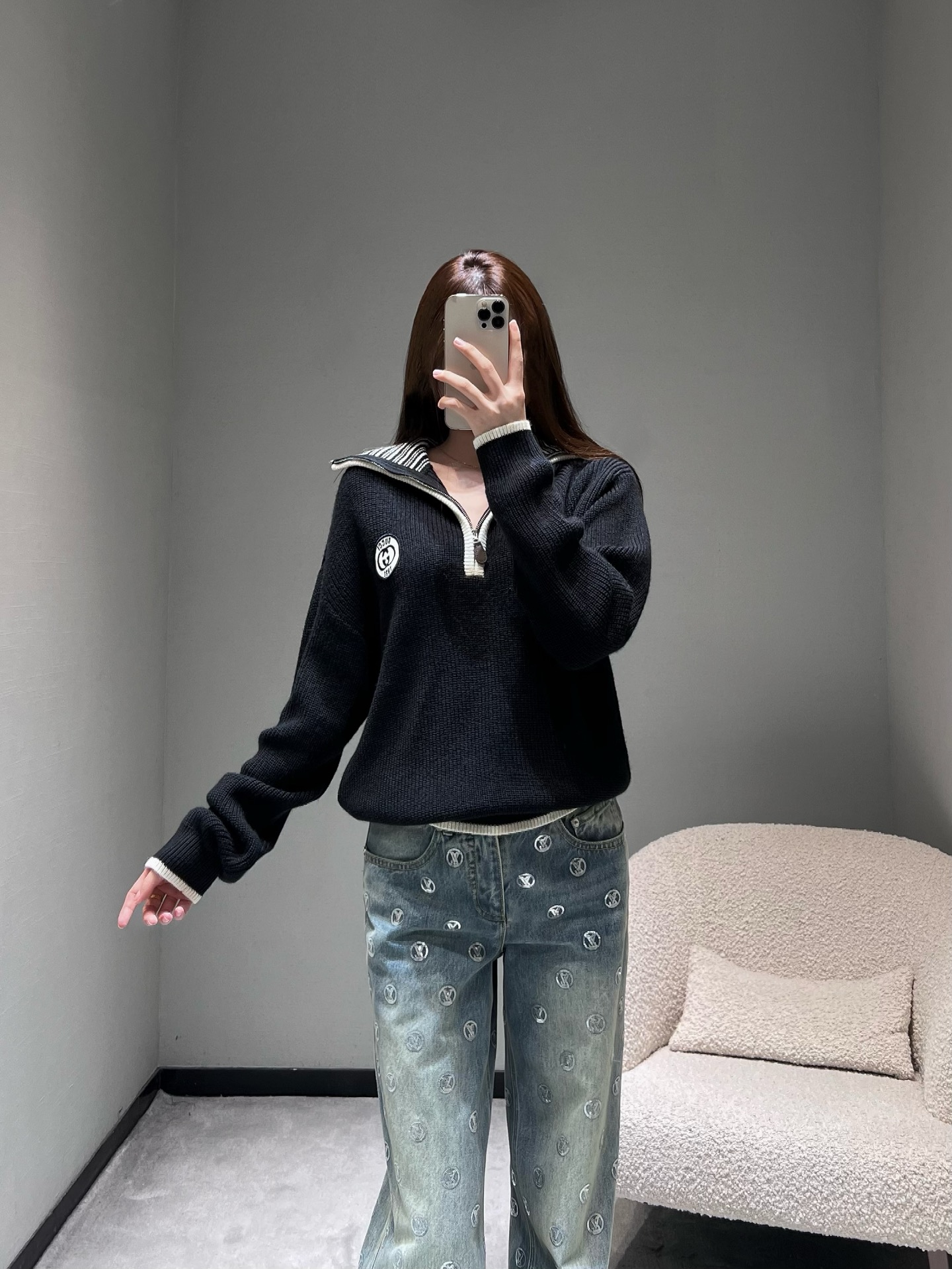 NO:658631,Guc*i25FW New Autumn and Winter Series // The half-zip lapel sweater adopts a lapel + half-zipper design. The collar is decorated with black and white vertical stripes, and the edges of the zipper are edged with off-white to break the monotony of solid colors. There is a GG round badge on the left chest, and the hem is also treated with off-white contrasting edges, making the overall design more complete. SML,, gucci, alexander wang19860909Guc*i25FW秋冬新品系列//半拉链翻领针织衫采用翻领+半拉链设计,领口处饰有黑白竖条纹,拉链边缘以米白色包边,打破纯色系的单调.左胸位置缀有GG圆形徽章,衣摆处同样做了米白色撞色包边处理,整体设计更具完整性.SML,,gucci,alexander wang,Women's clothing