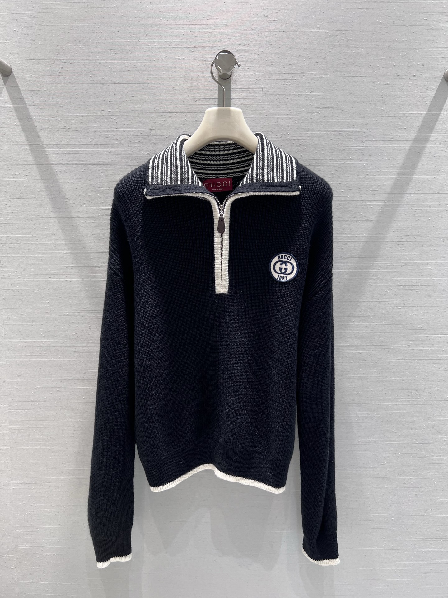 NO:658628,Support exchange Guc*i25FW new autumn and winter series // Half-zip lapel sweater adopts lapel + half-zipper design, with black and white vertical stripes on the collar, and the edges of the zipper are edged with off-white, breaking the monotony of solid colors. There is a GG round badge on the left chest, and the hem is also decorated with off-white contrasting edges, making the overall design more complete. SML real shot details, gucci, alexander wang19860909支持换款Guc*i25FW秋冬新品系列//半拉链翻领针织衫采用翻领+半拉链设计,领口处饰有黑白竖条纹,拉链边缘以米白色包边,打破纯色系的单调.左胸位置缀有GG圆形徽章,衣摆处同样做了米白色撞色包边处理,整体设计更具完整性.SML实拍细节,,gucci,alexander wang,Women's clothing