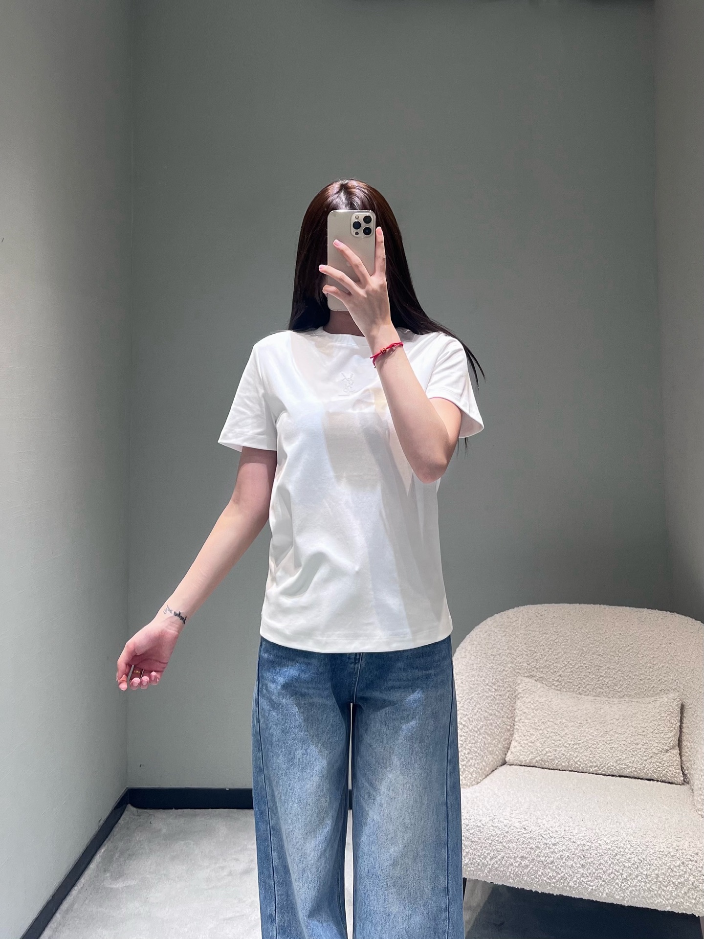 NO:658979,YS*L2025FW new autumn and winter series // Round neck long-sleeved T-shirt in classic color, the neckline fits the neck without being tight, and the front of the body is embellished with three-dimensional hot diamond craftsmanship. It is low-key and exquisite, without complicated decoration, showing a minimalist and high-end sense. Black, white, khaki SML,, tees, t-shirt, alexander wang19860909YS*L2025FW秋冬上新系列//圆领长袖T恤经典配色,领口贴合颈部不紧绷,衣身正面点缀立体烫钻工艺,低调中透着精致感,没有繁杂装饰,尽显极简高级感.黑色 白色 卡其 SML,,tees，t-shirt,alexander wang,Women's clothing