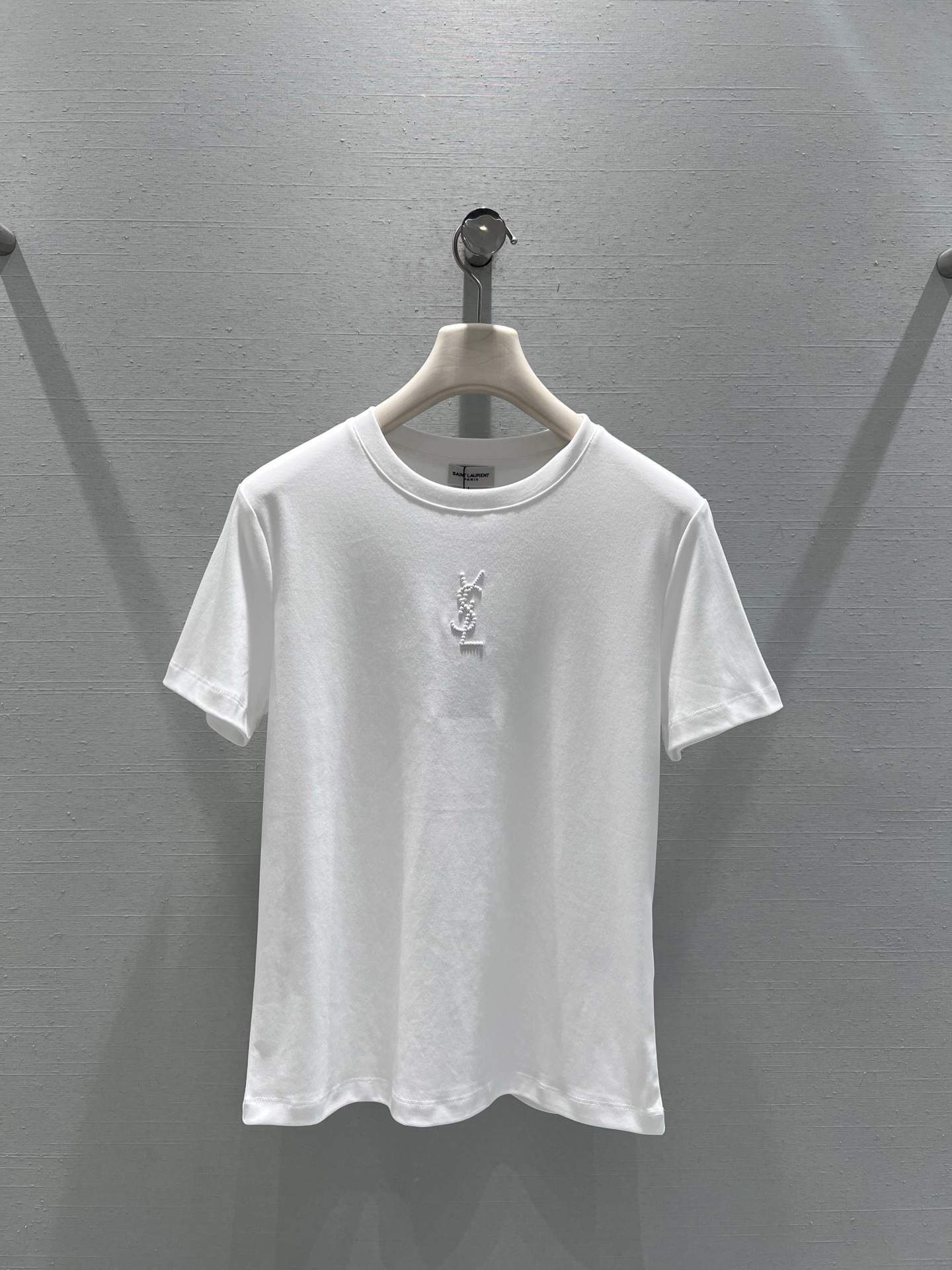 NO:658977,Support YS*L2025FW new autumn and winter series // Round neck long-sleeved T-shirt in classic color, the neckline fits the neck without being tight, and the front of the body is embellished with three-dimensional hot diamond craftsmanship. It is low-key and exquisite, without complicated decoration, showing a sense of minimalism and high-end. Black, white, khaki, SML real shot details, tees, t-shirt, alexander wang19860909支持换款YS*L2025FW秋冬上新系列//圆领长袖T恤经典配色,领口贴合颈部不紧绷,衣身正面点缀立体烫钻工艺,低调中透着精致感,没有繁杂装饰,尽显极简高级感.黑色 白色 卡其 SML实拍细节,,tees，t-shirt,alexander wang,Women's clothing