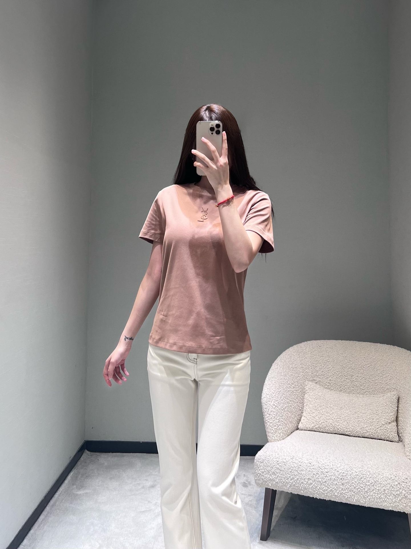 NO:658975,YS*L2025FW new autumn and winter series // Round neck long-sleeved T-shirt in classic color, the neckline fits the neck without being tight, and the front of the body is embellished with three-dimensional hot diamond craftsmanship. It is low-key and exquisite, without complicated decoration, showing a minimalist and high-end sense. Black, white, khaki SML,, tees, t-shirt, alexander wang19860909YS*L2025FW秋冬上新系列//圆领长袖T恤经典配色,领口贴合颈部不紧绷,衣身正面点缀立体烫钻工艺,低调中透着精致感,没有繁杂装饰,尽显极简高级感.黑色 白色 卡其 SML,,tees，t-shirt,alexander wang,Women's clothing