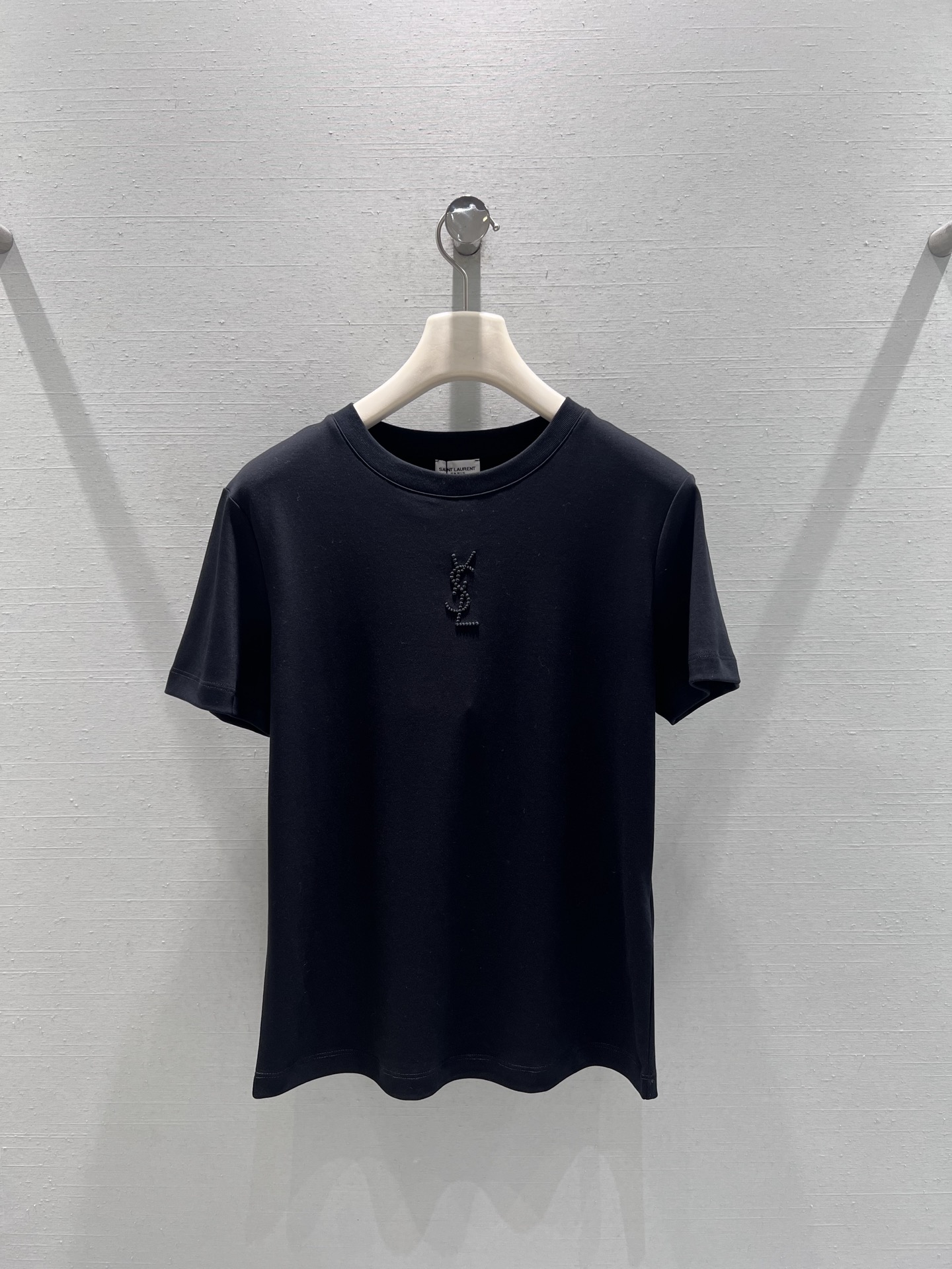 NO:658988,Support YS*L2025FW new autumn and winter series // Round neck long-sleeved T-shirt in classic color, the neckline fits the neck without being tight, and the front of the body is embellished with three-dimensional hot diamond craftsmanship. It is low-key and exquisite, without complicated decoration, showing a sense of minimalism and high-end. Black, white, khaki, SML real shot details, tees, t-shirt, alexander wang19860909支持换款YS*L2025FW秋冬上新系列//圆领长袖T恤经典配色,领口贴合颈部不紧绷,衣身正面点缀立体烫钻工艺,低调中透着精致感,没有繁杂装饰,尽显极简高级感.黑色 白色 卡其 SML实拍细节,,tees，t-shirt,alexander wang,Women's clothing