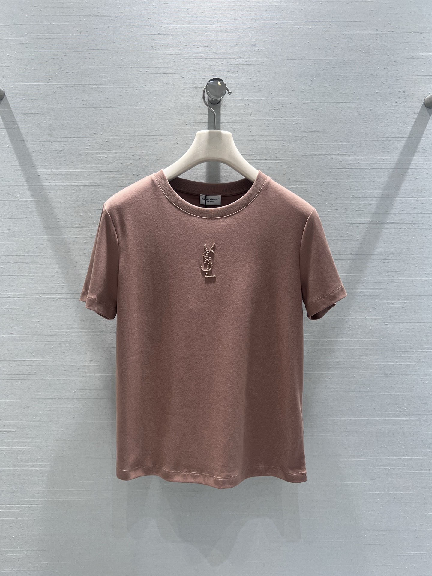 NO:658973,Support YS*L2025FW new autumn and winter series // Round neck long-sleeved T-shirt in classic color, the neckline fits the neck without being tight, and the front of the body is embellished with three-dimensional hot diamond craftsmanship. It is low-key and exquisite, without complicated decoration, showing a sense of minimalism and high-end. Black, white, khaki, SML real shot details, tees, t-shirt, alexander wang19860909支持换款YS*L2025FW秋冬上新系列//圆领长袖T恤经典配色,领口贴合颈部不紧绷,衣身正面点缀立体烫钻工艺,低调中透着精致感,没有繁杂装饰,尽显极简高级感.黑色 白色 卡其 SML实拍细节,,tees，t-shirt,alexander wang,Women's clothing