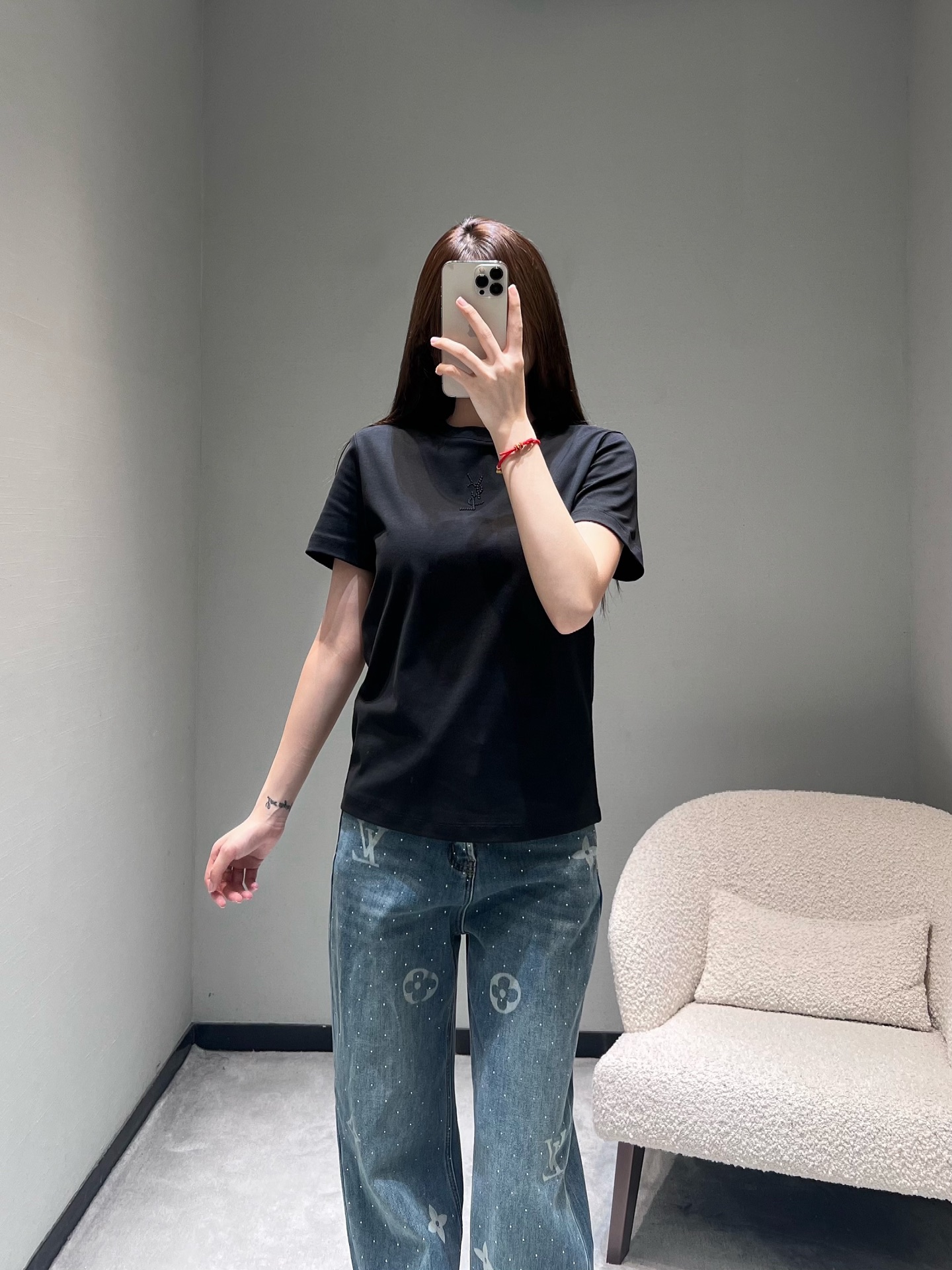 NO:658990,YS*L2025FW new autumn and winter series // Round neck long-sleeved T-shirt in classic color, the neckline fits the neck without being tight, and the front of the body is embellished with three-dimensional hot diamond craftsmanship. It is low-key and exquisite, without complicated decoration, showing a minimalist and high-end sense. Black, white, khaki SML,, tees, t-shirt, alexander wang19860909YS*L2025FW秋冬上新系列//圆领长袖T恤经典配色,领口贴合颈部不紧绷,衣身正面点缀立体烫钻工艺,低调中透着精致感,没有繁杂装饰,尽显极简高级感.黑色 白色 卡其 SML,,tees，t-shirt,alexander wang,Women's clothing