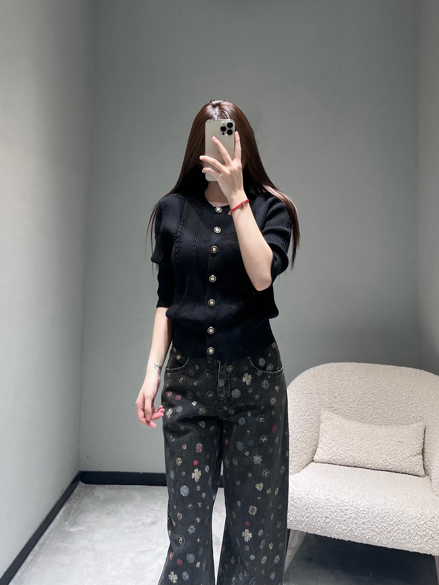 NO:658986,Chan*L 2025FW new autumn and winter series // Striped knitted cardigan sweater vertical pit knitted fabric, with exquisite hollow lace texture, adds a delicate sense of design to the basic version; round neck tailoring is suitable for a variety of inner wear, three-quarter sleeve length is just right, metal buttons are embellished at the placket, pearl luster and metallic texture collide, highlighting the light luxury style. SML,,chanel,sweaters,alexander wang19860909Chan*L 2025FW秋冬新品系列//条纹针织开衫毛衣竖坑条针织面料,搭配精致的镂空蕾丝纹理,在基础版型中增添了细腻的设计感；圆领剪裁适配多种内搭,七分袖长度恰到好处,门襟处点缀金属质感纽扣,珍珠光泽与金属质感碰撞,凸显轻奢格调.SML,,chanel,sweaters,alexander wang,Women's clothing