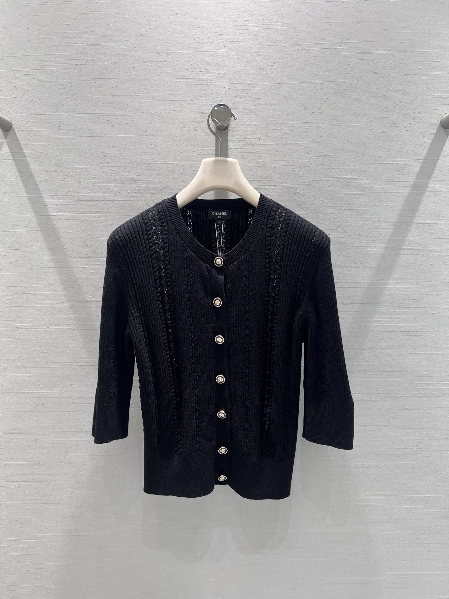 NO:658984,Supports exchange Chan*L 2025FW new autumn and winter series // Striped knitted cardigan sweater vertical pit knitted fabric, with exquisite hollow lace texture, adds a delicate sense of design to the basic version; round neck tailoring is suitable for a variety of inner wear, three-quarter sleeve length is just right, metal buttons are embellished at the placket, pearl luster and metallic texture collide, highlighting the light luxury style. SML real shot details, chanel, sweaters, alexander wang19860909支持换款Chan*L 2025FW秋冬新品系列//条纹针织开衫毛衣竖坑条针织面料,搭配精致的镂空蕾丝纹理,在基础版型中增添了细腻的设计感；圆领剪裁适配多种内搭,七分袖长度恰到好处,门襟处点缀金属质感纽扣,珍珠光泽与金属质感碰撞,凸显轻奢格调.SML实拍细节,,chanel,sweaters,alexander wang,Women's clothing