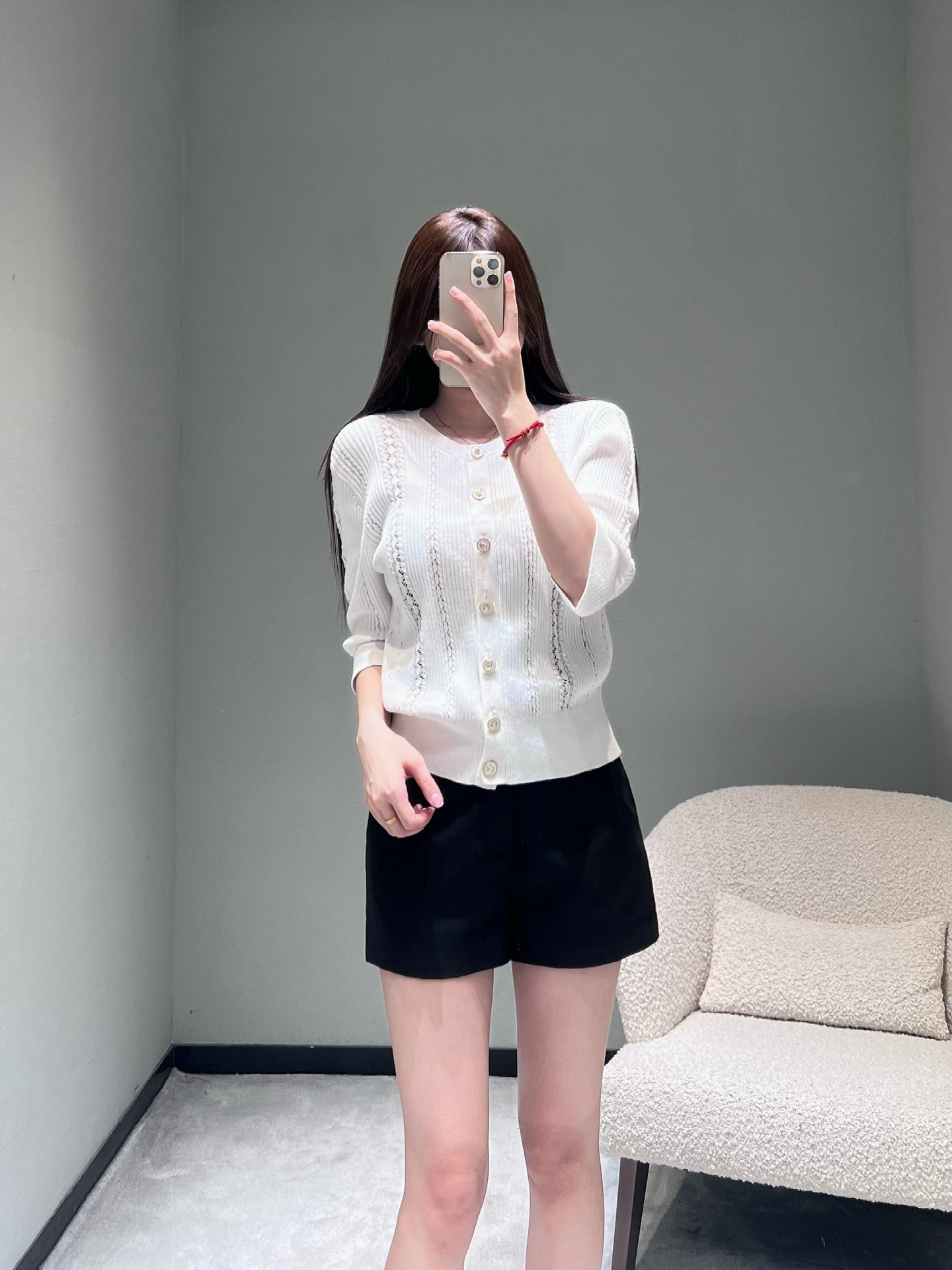 NO:658982,Chan*L 2025FW new autumn and winter series // Striped knitted cardigan sweater vertical pit knitted fabric, with exquisite hollow lace texture, adds a delicate sense of design to the basic version; round neck tailoring is suitable for a variety of inner wear, three-quarter sleeve length is just right, metal buttons are embellished at the placket, pearl luster and metallic texture collide, highlighting the light luxury style. SML,,chanel,sweaters,alexander wang19860909Chan*L 2025FW秋冬新品系列//条纹针织开衫毛衣竖坑条针织面料,搭配精致的镂空蕾丝纹理,在基础版型中增添了细腻的设计感；圆领剪裁适配多种内搭,七分袖长度恰到好处,门襟处点缀金属质感纽扣,珍珠光泽与金属质感碰撞,凸显轻奢格调.SML,,chanel,sweaters,alexander wang,Women's clothing