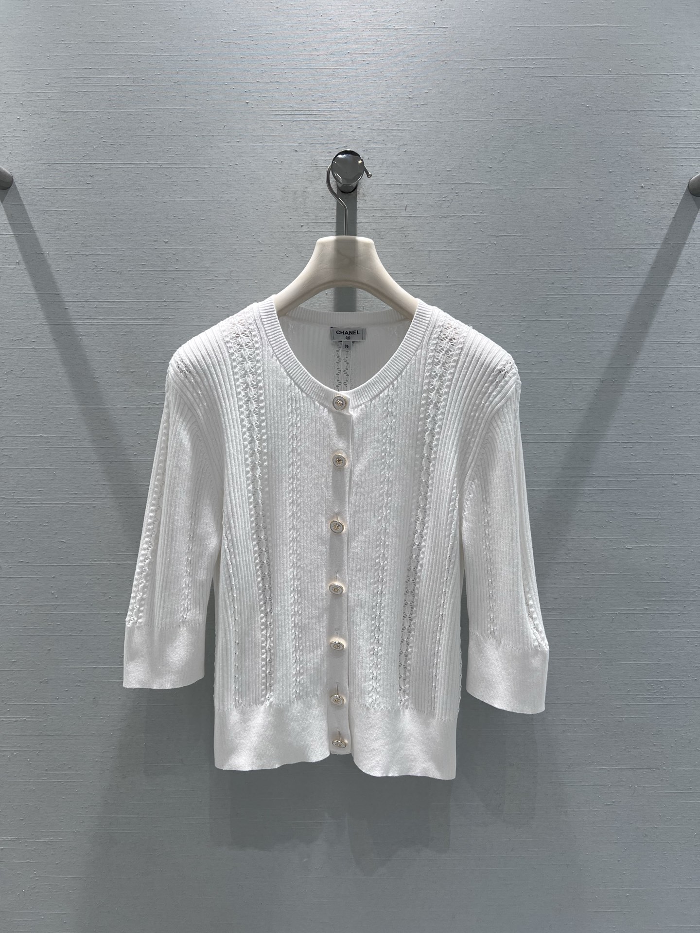 NO:658980,Supports exchange Chan*L 2025FW new autumn and winter series // Striped knitted cardigan sweater vertical pit knitted fabric, with exquisite hollow lace texture, adds a delicate sense of design to the basic version; round neck tailoring is suitable for a variety of inner wear, three-quarter sleeve length is just right, metal buttons are embellished at the placket, pearl luster and metallic texture collide, highlighting the light luxury style. SML real shot details, chanel, sweaters, alexander wang19860909支持换款Chan*L 2025FW秋冬新品系列//条纹针织开衫毛衣竖坑条针织面料,搭配精致的镂空蕾丝纹理,在基础版型中增添了细腻的设计感；圆领剪裁适配多种内搭,七分袖长度恰到好处,门襟处点缀金属质感纽扣,珍珠光泽与金属质感碰撞,凸显轻奢格调.SML实拍细节,,chanel,sweaters,alexander wang,Women's clothing