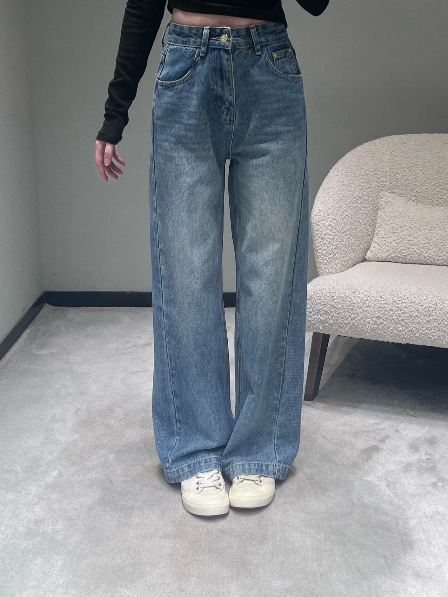 NO:686753,LOEW*2025FW new autumn and winter series/Retro wide-leg jeans are made of retro washed blue denim fabrics. The well-proportioned color can only be obtained by multiple dyeings. The neat straight cut + high-waisted wide-leg version can not only hide the small shortcomings of wide hips and uneven leg shape, but also naturally lengthen the proportion of the lower body. It is a versatile style for spring and summer wear. SML,,loewe,jeans,19860909LOEW*2025FW秋冬新品系列/复古阔腿牛仔裤复古水洗蓝牛仔面料,多次染色才能出的匀称颜色,利落的直线剪裁+高腰阔腿版型,既能藏住胯宽、腿型不直的小缺点,又能自然拉长下半身比例、春夏穿搭里的万能百搭款.SML,,loewe,jeans,,Women's clothing