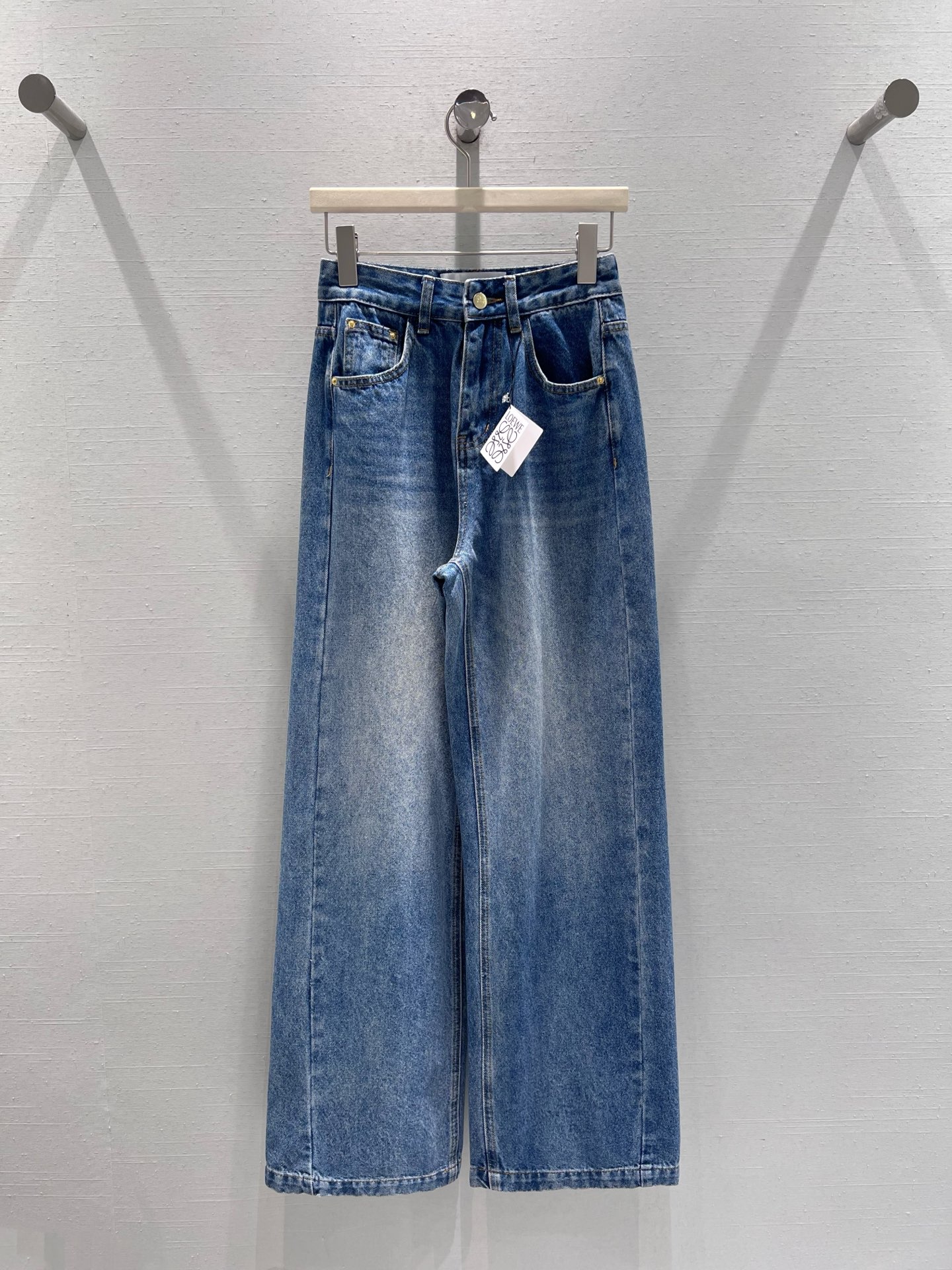 NO:686751,Supports replacement of LOEW* 2025FW new autumn and winter series/retro wide-leg jeans, retro washed blue denim fabric, well-proportioned colors that can only be obtained by multiple dyeing, neat straight cut + high-waisted wide-leg version, which can not only hide the small shortcomings of hip width and leg shape not straight, but also naturally lengthen the proportion of the lower body, making it a versatile style for spring and summer wear. SML real shot details,, loewe, jeans,19860909支持换款LOEW*2025FW秋冬新品系列/复古阔腿牛仔裤复古水洗蓝牛仔面料,多次染色才能出的匀称颜色,利落的直线剪裁+高腰阔腿版型,既能藏住胯宽、腿型不直的小缺点,又能自然拉长下半身比例、春夏穿搭里的万能百搭款.SML实拍细节,,loewe,jeans,,Women's clothing