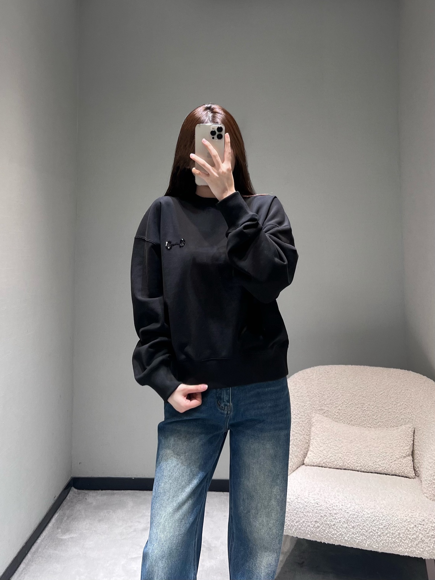 NO:663435,25FW new autumn and winter series // The black round-neck sweatshirt is minimalist. The overall use of pure black tones creates a high-end and durable visual effect. The chest is embellished with small three-dimensional embroidery. It is low-key and hides exquisite details. The loose shoulder style is very tolerant to various body shapes and will not feel tight. It is comfortable and casual for daily wear. SML,, hoodie, sweatshirts,  1986090925FW秋冬新款系列//黑色圆领卫衣极简主义,整体采用纯黑调打造出高级耐看的视觉效果,胸前点缀小巧的立体刺绣,低调中暗藏精致细节,宽松落肩款,对各种身形都有很好的包容度,不会有紧绷感,日常穿着自在随性.SML,,hoodie,sweatshirts, ,Women's clothing