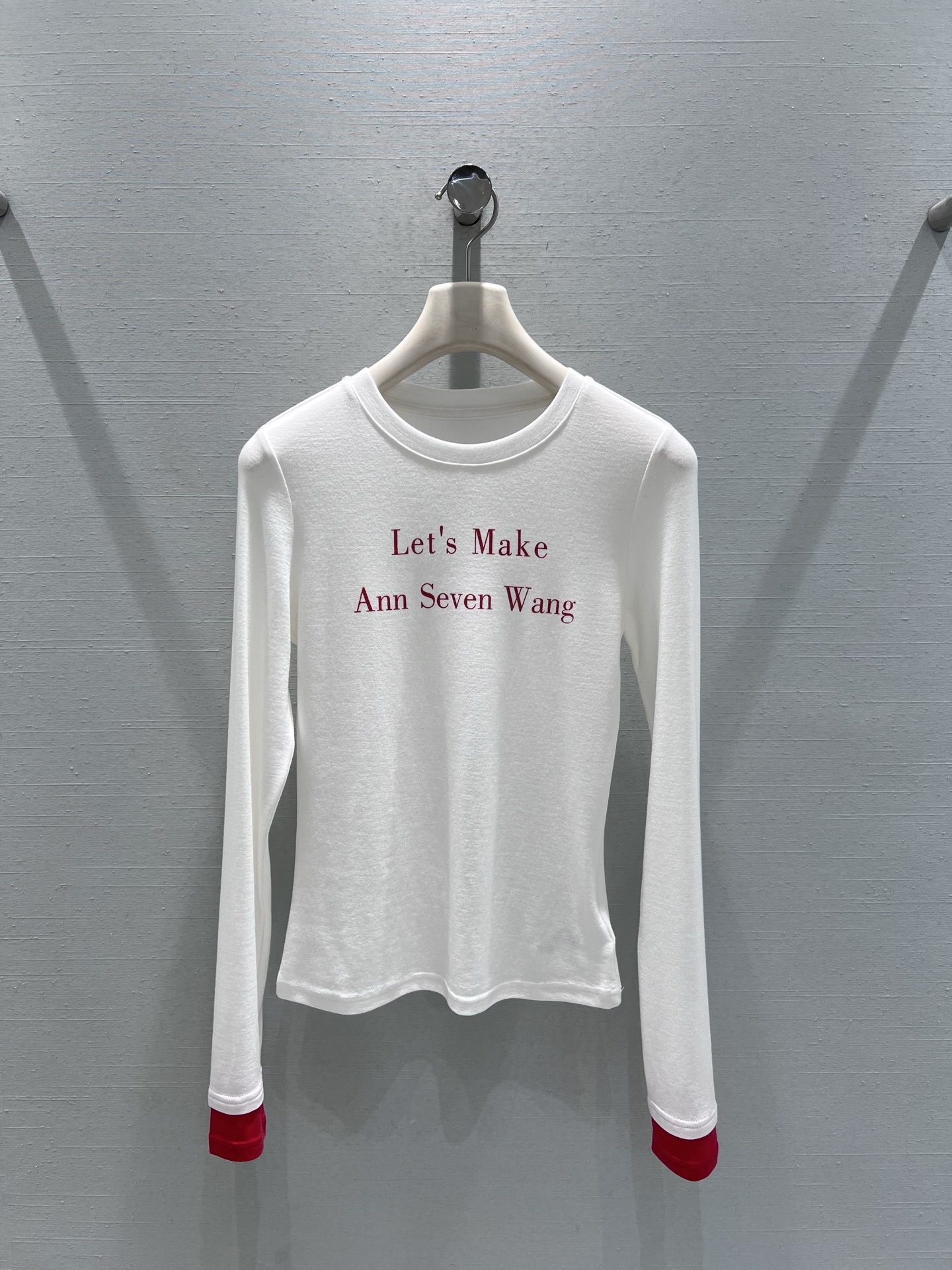 NO:663460,lSupports replacement of new autumn and winter series //Letter-printed long-sleeved bottoming shirt with red English text printed on the chest, contrasting colors, injecting fashion and ingenuity into the basic style, avoiding the monotony of solid-color bottoming; the cuffs are designed with red contrasting splicing, and the small area of ​​bright color embellishment becomes a visual highlight, perfect for Christmas wear!  SML real shot details,,loro piana, 19860909l支持换款秋冬新款系列//字母印花长袖打底衫胸前印花红色英文字样,撞色对比鲜明,为基础款注入了时尚巧思,避免了纯色打底的单调；袖口处采用红色撞色拼接设计,小面积的亮色点缀成为视觉亮点,超适合圣诞节穿搭！SML实拍细节,,loro piana, ,Women's clothing