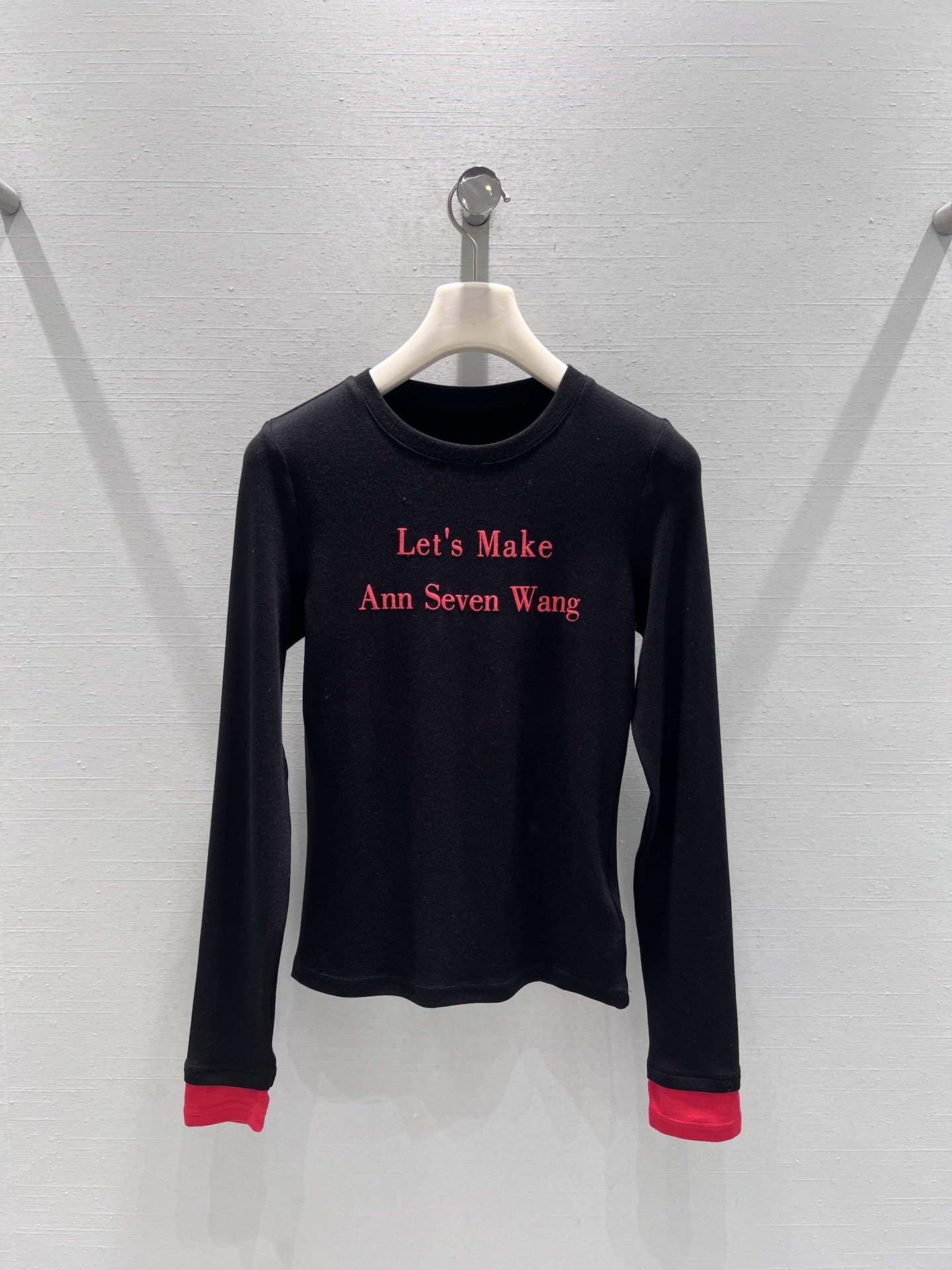 NO:663461,Support the new autumn and winter series // The long-sleeved bottoming shirt with letter printing is printed with red English words on the chest, and the contrasting colors are sharp, injecting fashion and ingenuity into the basic style, avoiding the monotony of solid color bottoming; the cuffs are designed with red contrasting splicing, and the small area of ​​bright color embellishment becomes a visual highlight, perfect for Christmas wear!  SML real shot details,, 19860909支持换款秋冬新款系列//字母印花长袖打底衫胸前印花红色英文字样,撞色对比鲜明,为基础款注入了时尚巧思,避免了纯色打底的单调；袖口处采用红色撞色拼接设计,小面积的亮色点缀成为视觉亮点,超适合圣诞节穿搭！SML实拍细节,, ,Women's clothing