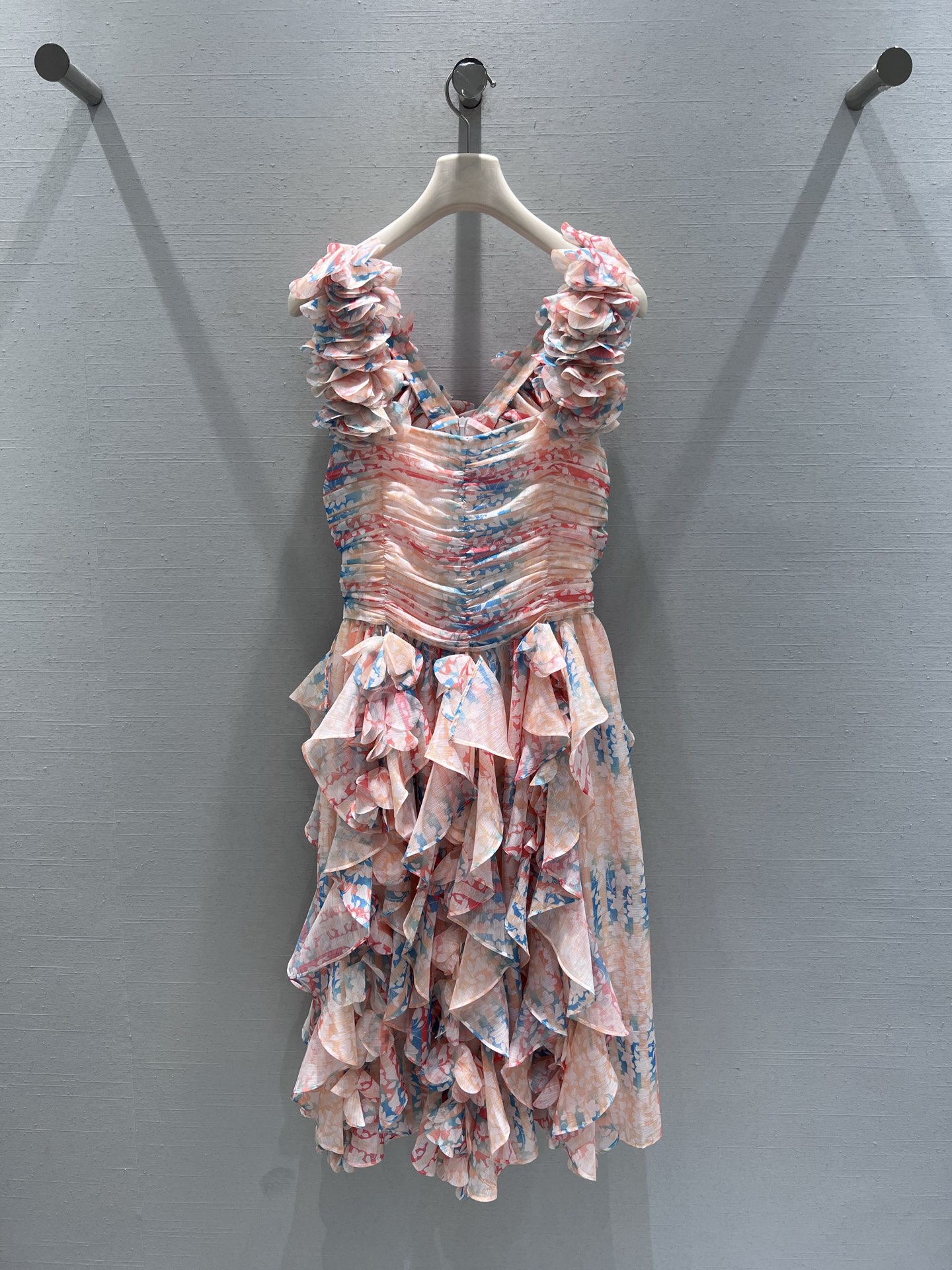 NO:665412,Support exchange Chan*L  2026SS Early Spring New Product Series // The skirt of the sleeveless floral dress adopts the dual craftsmanship of three-dimensional pleats and layered ruffles. The vertical pleats on the upper body outline a slimming line. The sleeveless design is decorated with bud-shaped shoulder pleats, which slims the body.  Decorative shoulder and neck lines; the fabric is light and elegant, with good drape. The color is soft and has a smart artistic sense, as if the spring flowers are rubbed into the skirt. SML real shot details,,chanel,skirts,alexander  wang19860909支持换款Chan*L 2026SS早春新品系列//无袖碎花连衣裙裙身采用立体褶皱与层叠荷叶边的双重工艺,上半身的竖向褶皱勾勒出修身的线条感,无袖的设计搭配花苞状的肩部褶皱装饰,修饰肩颈线条；面料轻盈飘逸,垂坠感佳.色彩柔和又带着灵动的艺术感,仿佛将春日繁花揉进了裙子里.SML实拍细节,,chanel,skirts, ,Women's clothing