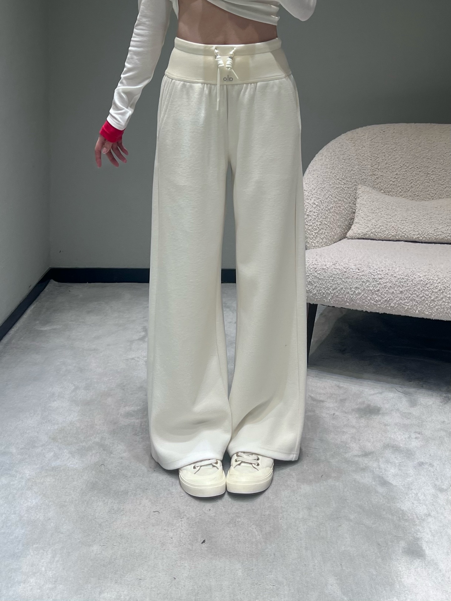 NO:664237,al*o 2025 autumn and winter new series // The drawstring waistband of high-waisted wide-leg pants can be adjusted freely, and the wide-leg pants are loose and drapey; they are made of soft and skin-friendly sweatshirt fabrics with a delicate touch; the trousers are treated with simple solid colors without unnecessary decoration, and the overall style is clean and neat, which is a great tool for autumn and winter matching. SML,,hoodie,sweatshirts, 19860909al*o 2025秋冬新款系列//高腰阔腿裤抽绳腰头可自由调节松紧,阔腿裤型宽松垂坠感强；选用柔软亲肤的卫衣面料,触感细腻；裤身做了简约的纯色处理,无多余装饰,整体风格干净利落,秋冬搭配利器.SML,,hoodie,sweatshirts, ,Women's clothing