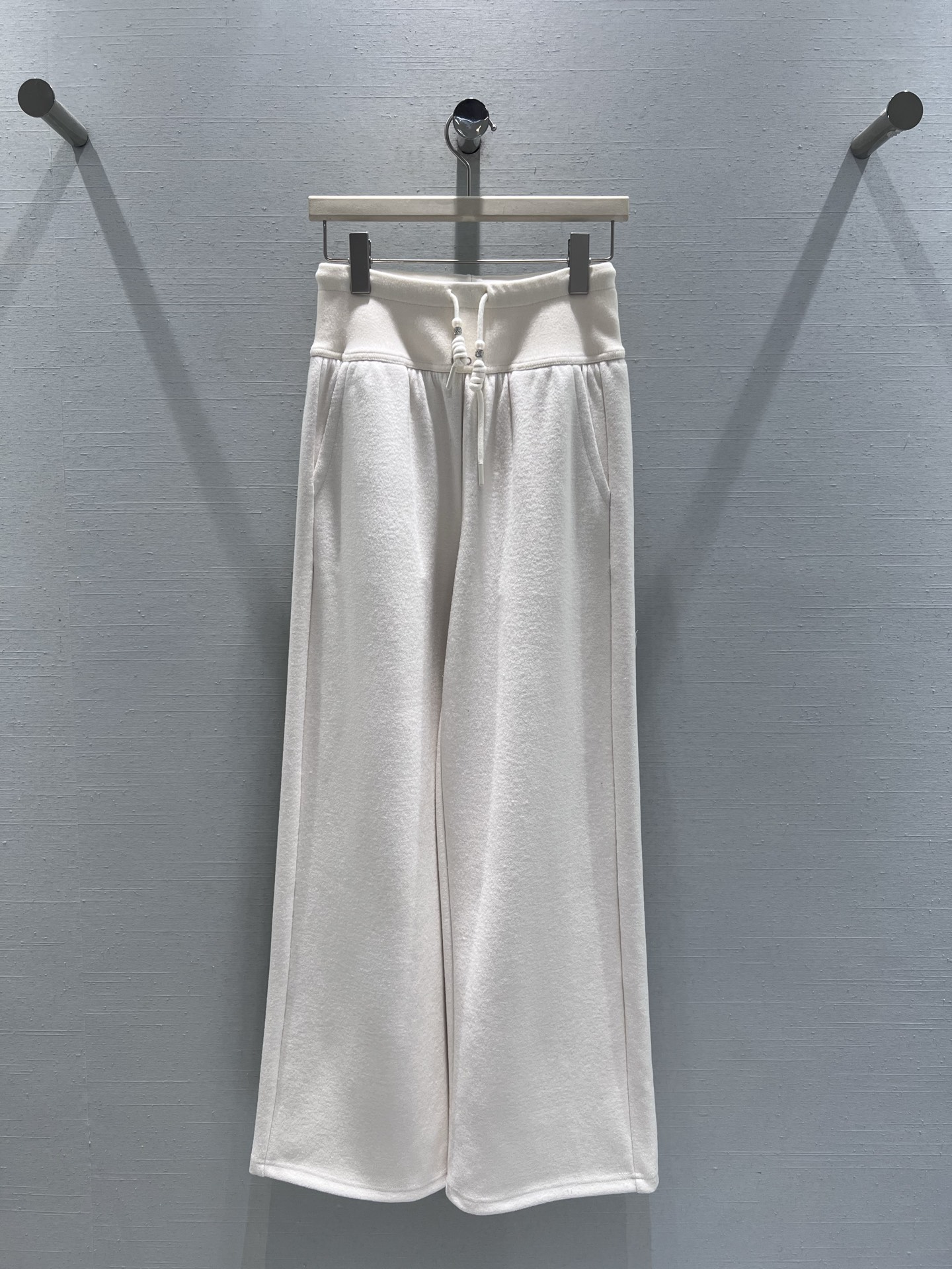 NO:664228,Support al*o 2025 autumn and winter new series // The drawstring waistband of high-waisted wide-leg pants can be adjusted freely, and the wide-leg pants are loose and drapey; they are made of soft and skin-friendly sweatshirt fabrics with a delicate touch; the trousers are treated with simple solid colors without unnecessary decoration, and the overall style is clean and neat, which is a great tool for autumn and winter matching. SML real shot details, hoodie, sweatshirts,  19860909支持换款al*o 2025秋冬新款系列//高腰阔腿裤抽绳腰头可自由调节松紧,阔腿裤型宽松垂坠感强；选用柔软亲肤的卫衣面料,触感细腻；裤身做了简约的纯色处理,无多余装饰,整体风格干净利落,秋冬搭配利器.SML实拍细节,,hoodie,sweatshirts, ,Women's clothing