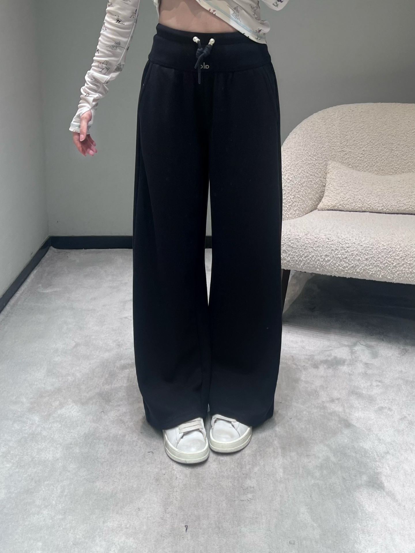 NO:664223,al*o 2025 autumn and winter new series // The drawstring waistband of high-waisted wide-leg pants can be adjusted freely, and the wide-leg pants are loose and drapey; they are made of soft and skin-friendly sweatshirt fabrics with a delicate touch; the trousers are treated with simple solid colors without unnecessary decoration, and the overall style is clean and neat, which is a great tool for autumn and winter matching. SML,,hoodie,sweatshirts, 19860909al*o 2025秋冬新款系列//高腰阔腿裤抽绳腰头可自由调节松紧,阔腿裤型宽松垂坠感强；选用柔软亲肤的卫衣面料,触感细腻；裤身做了简约的纯色处理,无多余装饰,整体风格干净利落,秋冬搭配利器.SML,,hoodie,sweatshirts, ,Women's clothing