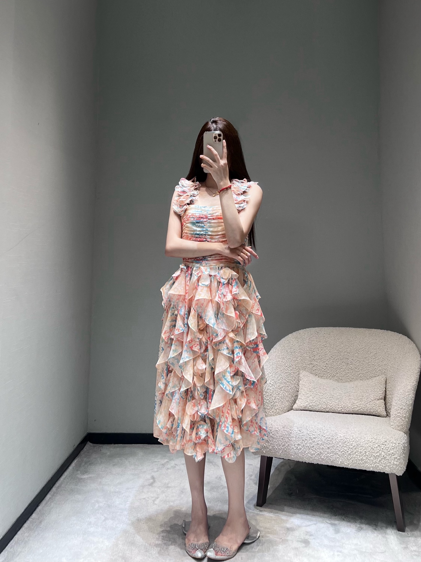 NO:665414,Chan*L  2026SS Early Spring New Product Series // The skirt of the sleeveless floral dress adopts the dual craftsmanship of three-dimensional pleats and layered ruffles. The vertical pleats on the upper body outline a slim line. The sleeveless design is paired with bud-shaped shoulder pleat decoration.  , Modify the shoulder and neck lines; the fabric is light and elegant, with good drape. The color is soft and has a smart artistic sense, as if the spring flowers have been kneaded into the skirt. SML,,chanel,skirts,alexander  wang19860909Chan*L 2026SS早春新品系列//无袖碎花连衣裙裙身采用立体褶皱与层叠荷叶边的双重工艺,上半身的竖向褶皱勾勒出修身的线条感,无袖的设计搭配花苞状的肩部褶皱装饰,修饰肩颈线条；面料轻盈飘逸,垂坠感佳.色彩柔和又带着灵动的艺术感,仿佛将春日繁花揉进了裙子里.SML,,chanel,skirts, ,Women's clothing