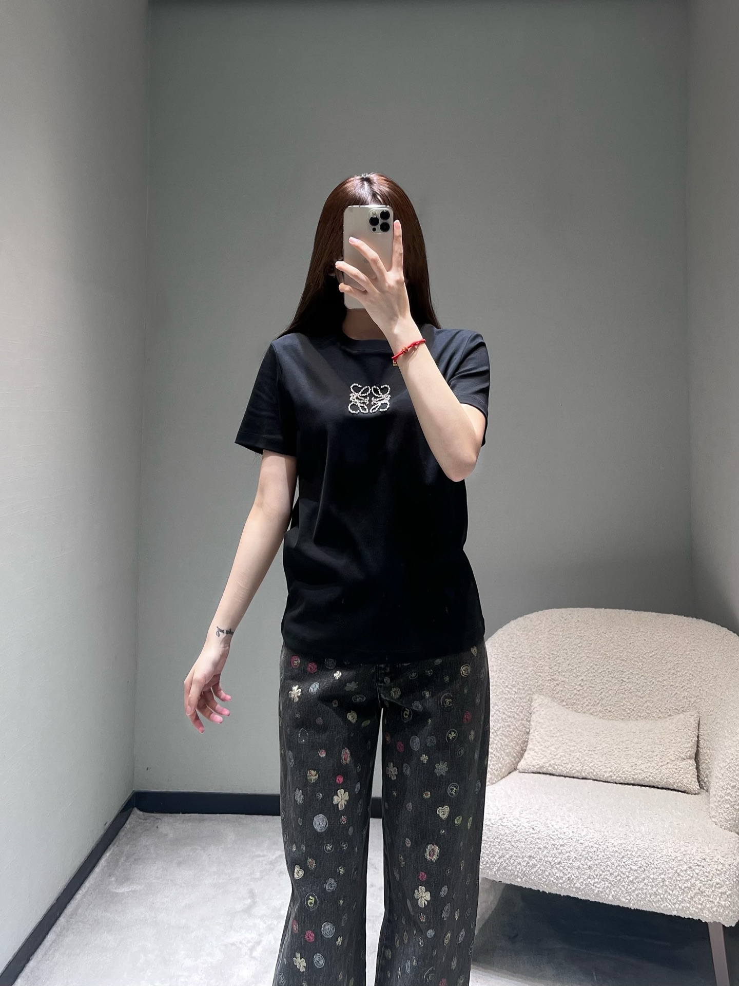 NO:665488,LOEW*2026SS Early spring new product series // Hot-drilled short-sleeved T-shirt with hot-drilled pattern on the chest, Loewe's most classic logo beading process, three colors, simple design with exquisite details hidden, easily adaptable to casual, light and sweet and other styles; round neck version is not picky. SML,, loewe, T-shirt, tees, t-shirt,  19860909LOEW*2026SS 早春新品系列//烫钻短袖T恤胸前烫钻图案,罗*威家最经典的logo钉珠工艺,三种配色,简约设计中暗藏精致细节,轻松适配休闲、轻甜等多种穿搭风格；圆领版型不挑人.SML,,loewe,T-shirt,tees，t-shirt, ,Women's clothing