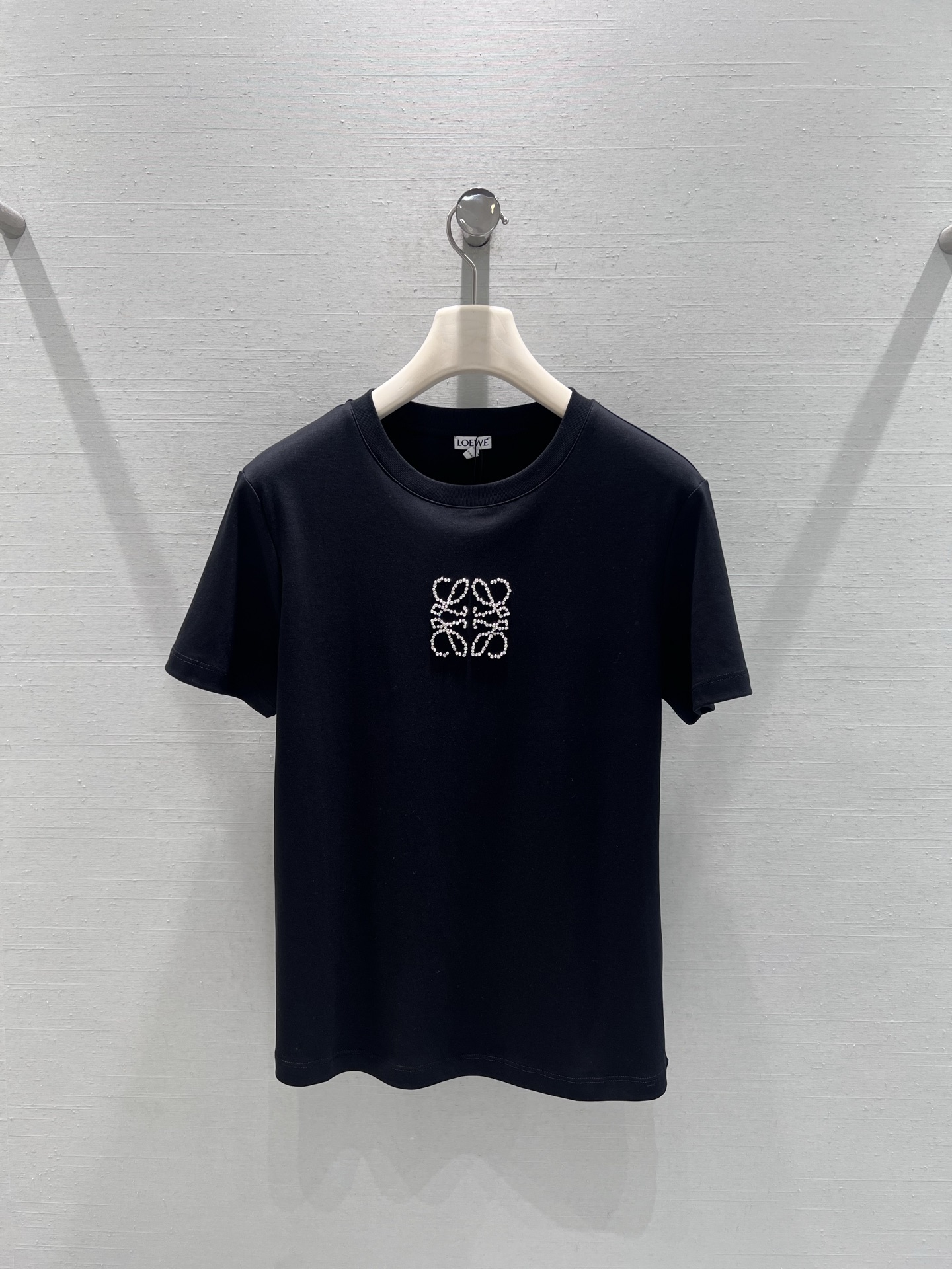 NO:665486,Support exchange of LOEW*2026SS early spring new product series // hot diamond short-sleeved T-shirt with hot diamond pattern on the chest, Loewe's most classic logo beading process, three colors, simple design with exquisite details hidden, easily adaptable to casual, light and sweet and other styles; round neck version is not picky. SML real shot details,, loewe, T-shirt, tees, t-shirt,  19860909支持换款LOEW*2026SS 早春新品系列//烫钻短袖T恤胸前烫钻图案,罗*威家最经典的logo钉珠工艺,三种配色,简约设计中暗藏精致细节,轻松适配休闲、轻甜等多种穿搭风格；圆领版型不挑人.SML实拍细节,,loewe,T-shirt,tees，t-shirt, ,Women's clothing