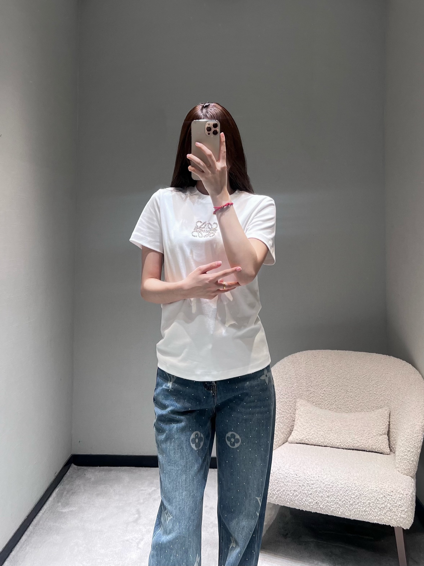 NO:665483,LOEW*2026SS Early spring new product series // Hot-drilled short-sleeved T-shirt with hot-drilled pattern on the chest, Loewe's most classic logo beading process, three colors, simple design with exquisite details hidden, easily adaptable to casual, light and sweet and other styles; round neck version is not picky. SML,, loewe, T-shirt, tees, t-shirt,  19860909LOEW*2026SS 早春新品系列//烫钻短袖T恤胸前烫钻图案,罗*威家最经典的logo钉珠工艺,三种配色,简约设计中暗藏精致细节,轻松适配休闲、轻甜等多种穿搭风格；圆领版型不挑人.SML,,loewe,T-shirt,tees，t-shirt, ,Women's clothing