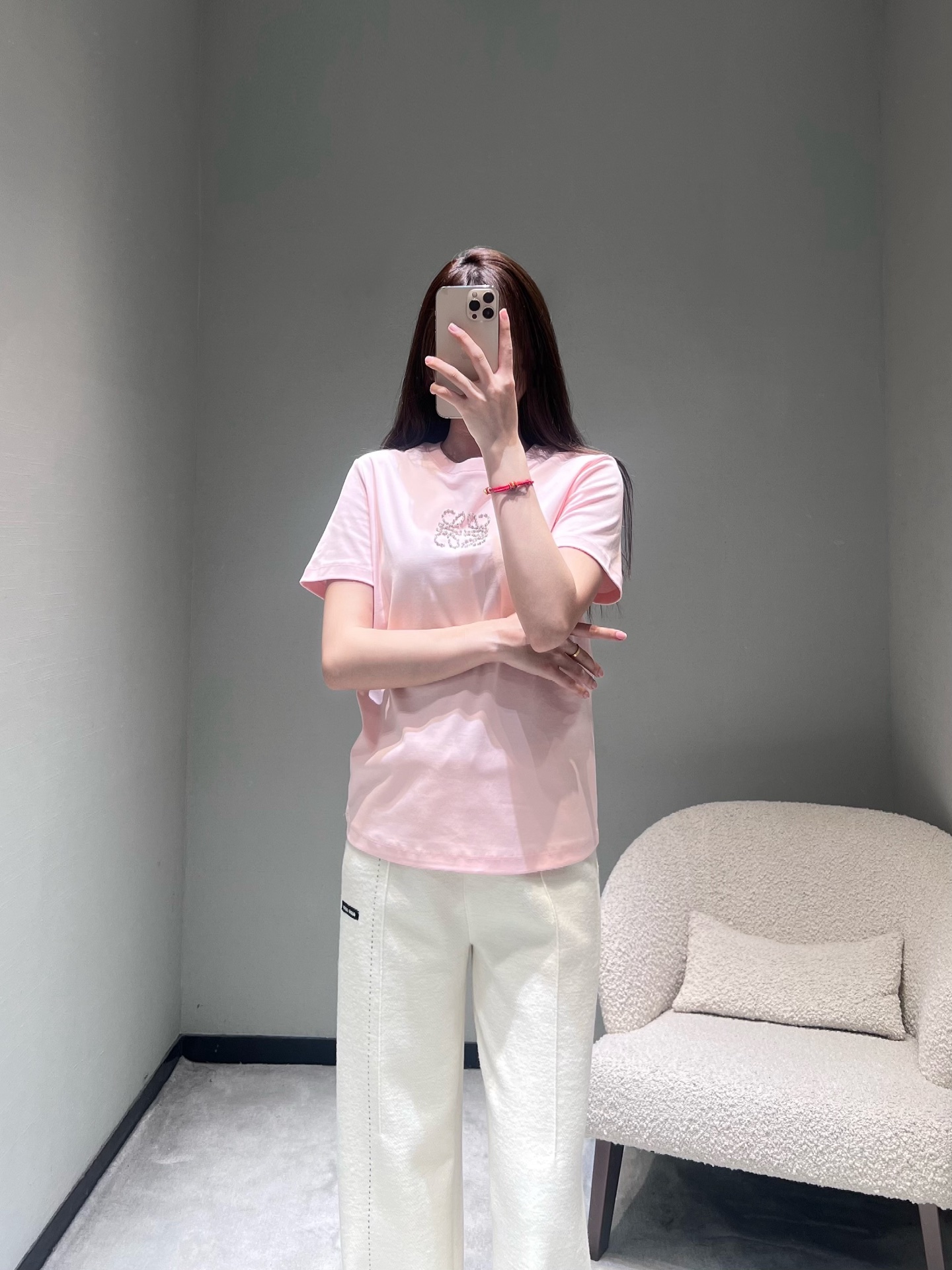 NO:665417,LOEW*2026SS Early spring new product series // Hot-drilled short-sleeved T-shirt with hot-drilled pattern on the chest, Loewe's most classic logo beading process, three colors, simple design with exquisite details hidden, easily adaptable to casual, light and sweet and other styles; round neck version is not picky. SML,, loewe, T-shirt, tees, t-shirt,  19860909LOEW*2026SS 早春新品系列//烫钻短袖T恤胸前烫钻图案,罗*威家最经典的logo钉珠工艺,三种配色,简约设计中暗藏精致细节,轻松适配休闲、轻甜等多种穿搭风格；圆领版型不挑人.SML,,loewe,T-shirt,tees，t-shirt, ,Women's clothing