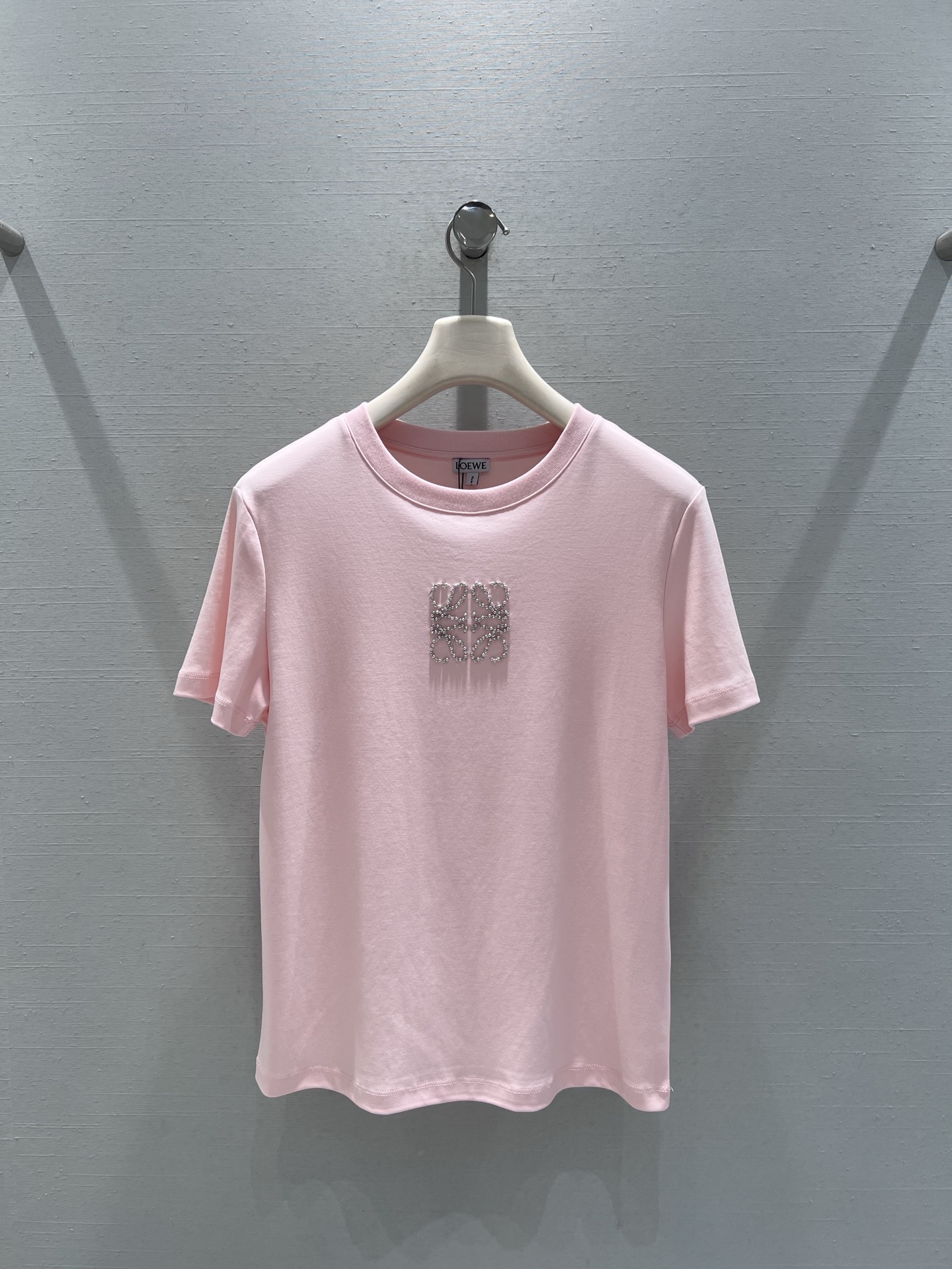 NO:665415,Support exchange of LOEW*2026SS early spring new product series // hot diamond short-sleeved T-shirt with hot diamond pattern on the chest, Loewe's most classic logo beading process, three colors, simple design with exquisite details hidden, easily adaptable to casual, light and sweet and other styles; round neck version is not picky. SML real shot details,, loewe, T-shirt, tees, t-shirt,  19860909支持换款LOEW*2026SS 早春新品系列//烫钻短袖T恤胸前烫钻图案,罗*威家最经典的logo钉珠工艺,三种配色,简约设计中暗藏精致细节,轻松适配休闲、轻甜等多种穿搭风格；圆领版型不挑人.SML实拍细节,,loewe,T-shirt,tees，t-shirt, ,Women's clothing