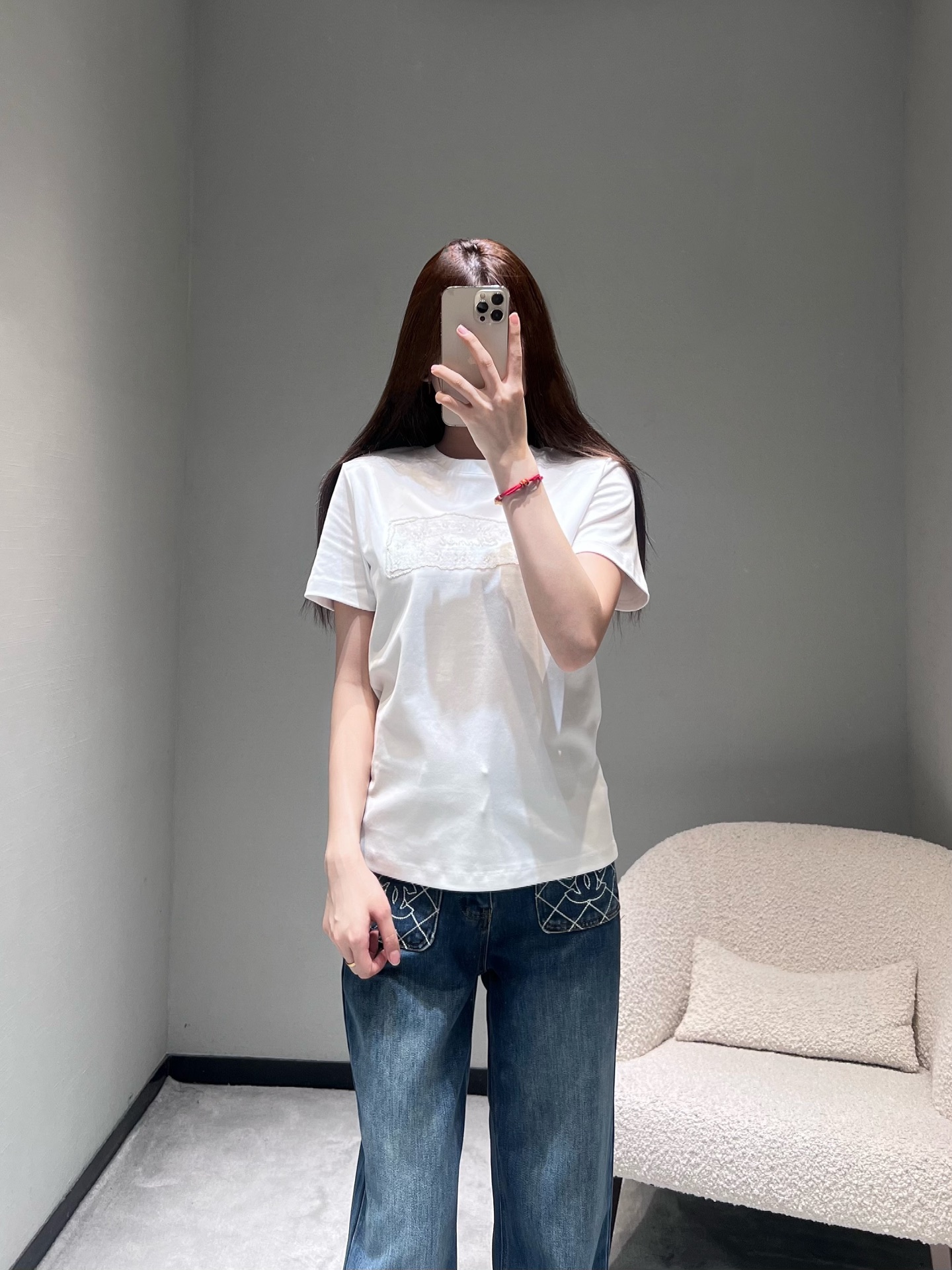 NO:665502,Chan*L 2026SS Early Spring New Product Series // Short-sleeved T-shirt with beading square decoration, classic round neck design, soft and breathable skin-friendly fabric; square beading decoration on the chest is the core of the design, exquisite beading technology makes the basic T-shirt get rid of the monotony, adding a sense of light luxury and design; solid color body with simple decoration, versatile style without losing highlights. SML,,chanel,T-shirt,tees,t-shirt, 19860909Chan*L 2026SS早春新品系列//钉珠方块装饰短袖T恤经典圆领设计,柔软透气的亲肤面料；胸前的方形钉珠装饰是设计核心,精致的钉珠工艺让基础款T恤摆脱单调,增添了轻奢感与设计感；纯色衣身搭配简约装饰,风格百搭又不失亮点.SML,,chanel,T-shirt,tees，t-shirt, ,Women's clothing