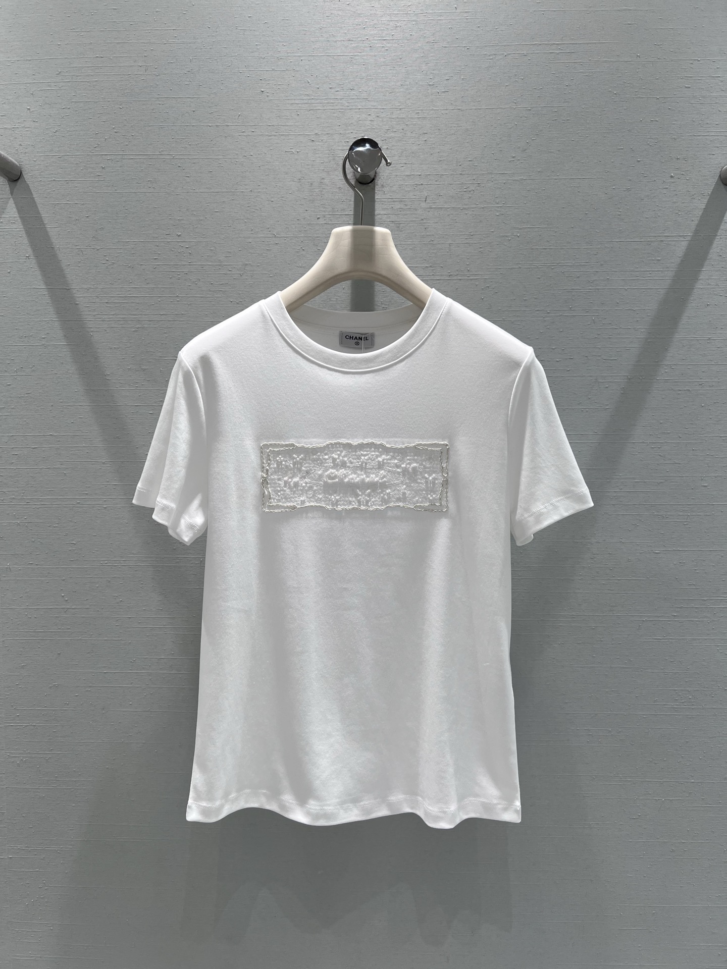 NO:665499,Support exchange Chan*L 2026SS early spring new product series // Short-sleeved T-shirt with beading square decoration, classic round neck design, soft and breathable skin-friendly fabric; square beading decoration on the chest is the core of the design, exquisite beading technology makes the basic T-shirt get rid of the monotony, adding a sense of light luxury and design; solid color body with simple decoration, versatile style without losing highlights. SML real shot details,,chanel,T-shirt,tees,t-shirt, 19860909支持换款Chan*L 2026SS早春新品系列//钉珠方块装饰短袖T恤经典圆领设计,柔软透气的亲肤面料；胸前的方形钉珠装饰是设计核心,精致的钉珠工艺让基础款T恤摆脱单调,增添了轻奢感与设计感；纯色衣身搭配简约装饰,风格百搭又不失亮点.SML实拍细节,,chanel,T-shirt,tees，t-shirt, ,Women's clothing