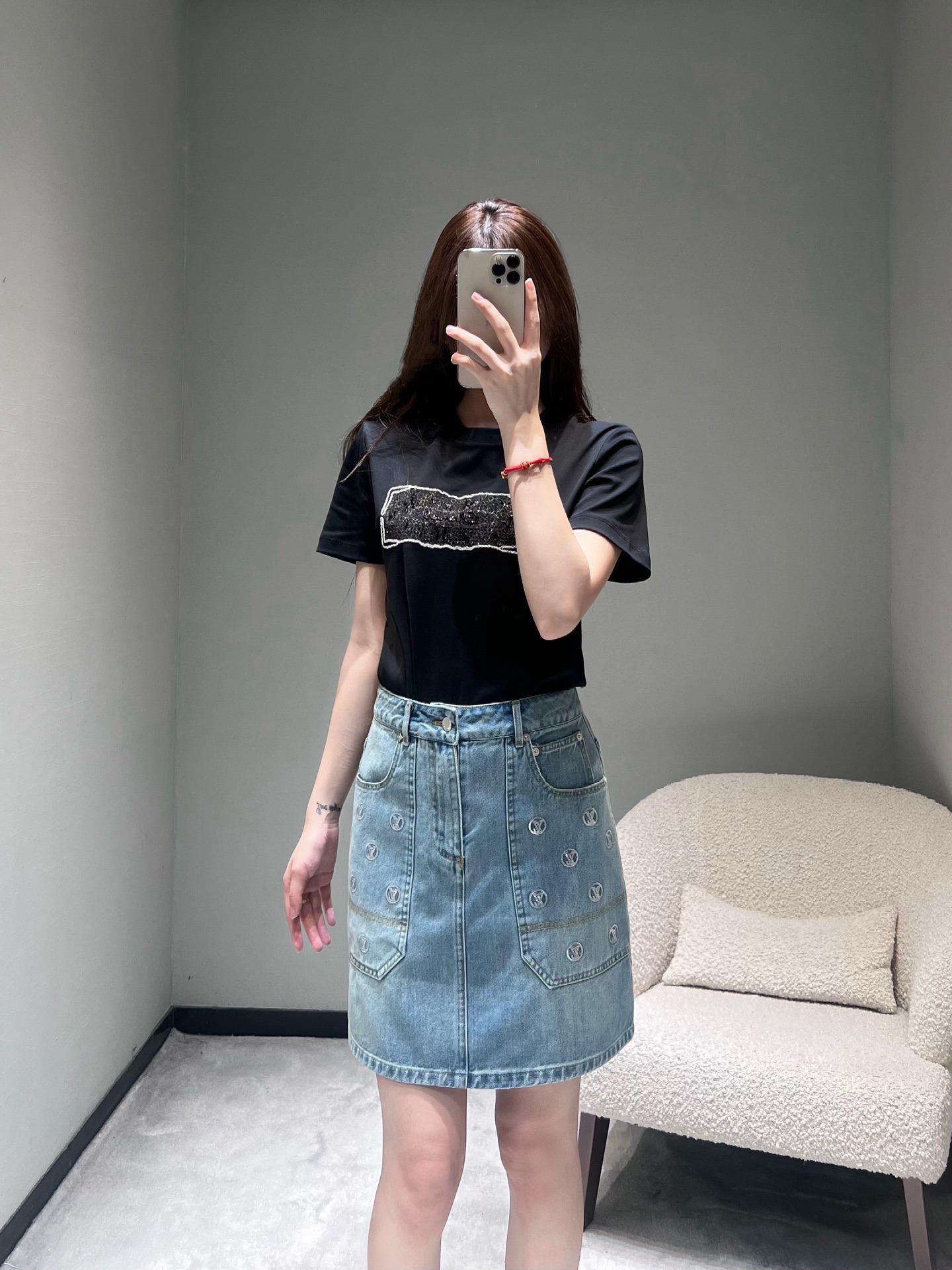 NO:665498,Chan*L 2026SS Early Spring New Product Series // Short-sleeved T-shirt with beading square decoration, classic round neck design, soft and breathable skin-friendly fabric; square beading decoration on the chest is the core of the design, exquisite beading technology makes the basic T-shirt get rid of the monotony, adding a sense of light luxury and design; solid color body with simple decoration, versatile style without losing highlights. SML,,chanel,T-shirt,tees,t-shirt, 19860909Chan*L 2026SS早春新品系列//钉珠方块装饰短袖T恤经典圆领设计,柔软透气的亲肤面料；胸前的方形钉珠装饰是设计核心,精致的钉珠工艺让基础款T恤摆脱单调,增添了轻奢感与设计感；纯色衣身搭配简约装饰,风格百搭又不失亮点.SML,,chanel,T-shirt,tees，t-shirt, ,Women's clothing