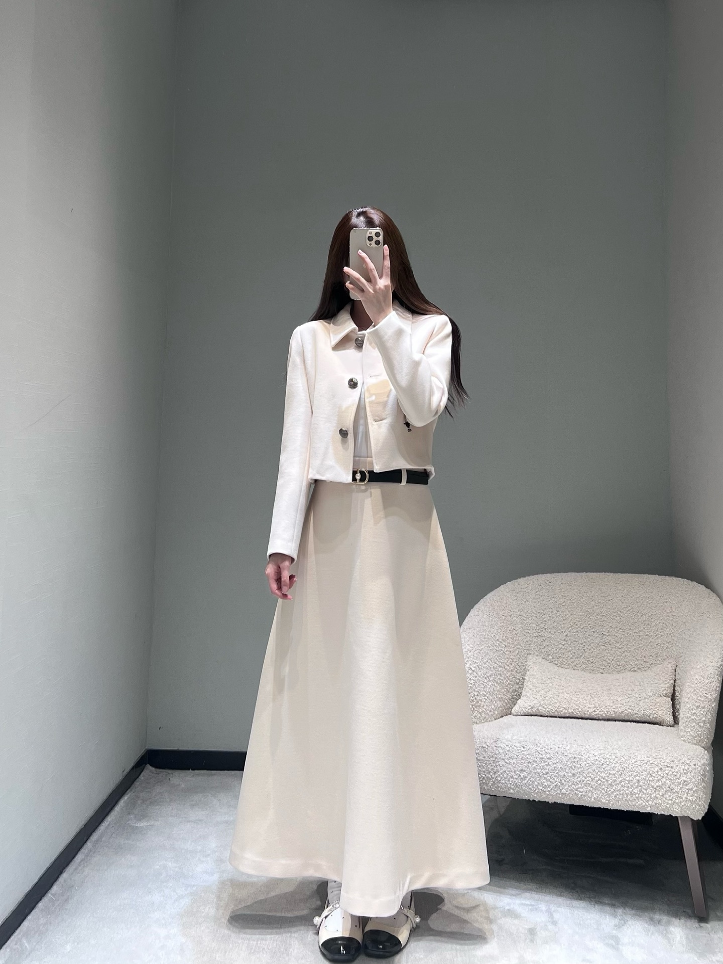 NO:665938,DIO*26SS early spring new product series // CD light apricot suit is the best choice for autumn and winter wear with gentle temperament. It consists of a short lapel jacket and a high-waisted skirt. The overall style is simple and neat, and is made of fine woolen fabric, which is soft and skin-friendly. The side of the body is embellished with a small bee embroidery pattern, which adds exquisite details to the simple style and breaks the monotony. SML,, dior, skirts, jackets & coats,  19860909DIO*26SS早春新品系列//CD浅杏色套装温柔气质的秋冬穿搭优选,由短款翻领外套与高腰半身裙组成,整体版型简约利落,采用细腻的毛呢面料,触感柔软亲肤；衣身一侧点缀小巧的蜜蜂刺绣图案,为简约款式增添精致細節,打破单调感.SML,,dior,skirts,jackets & coats, ,Women's clothing