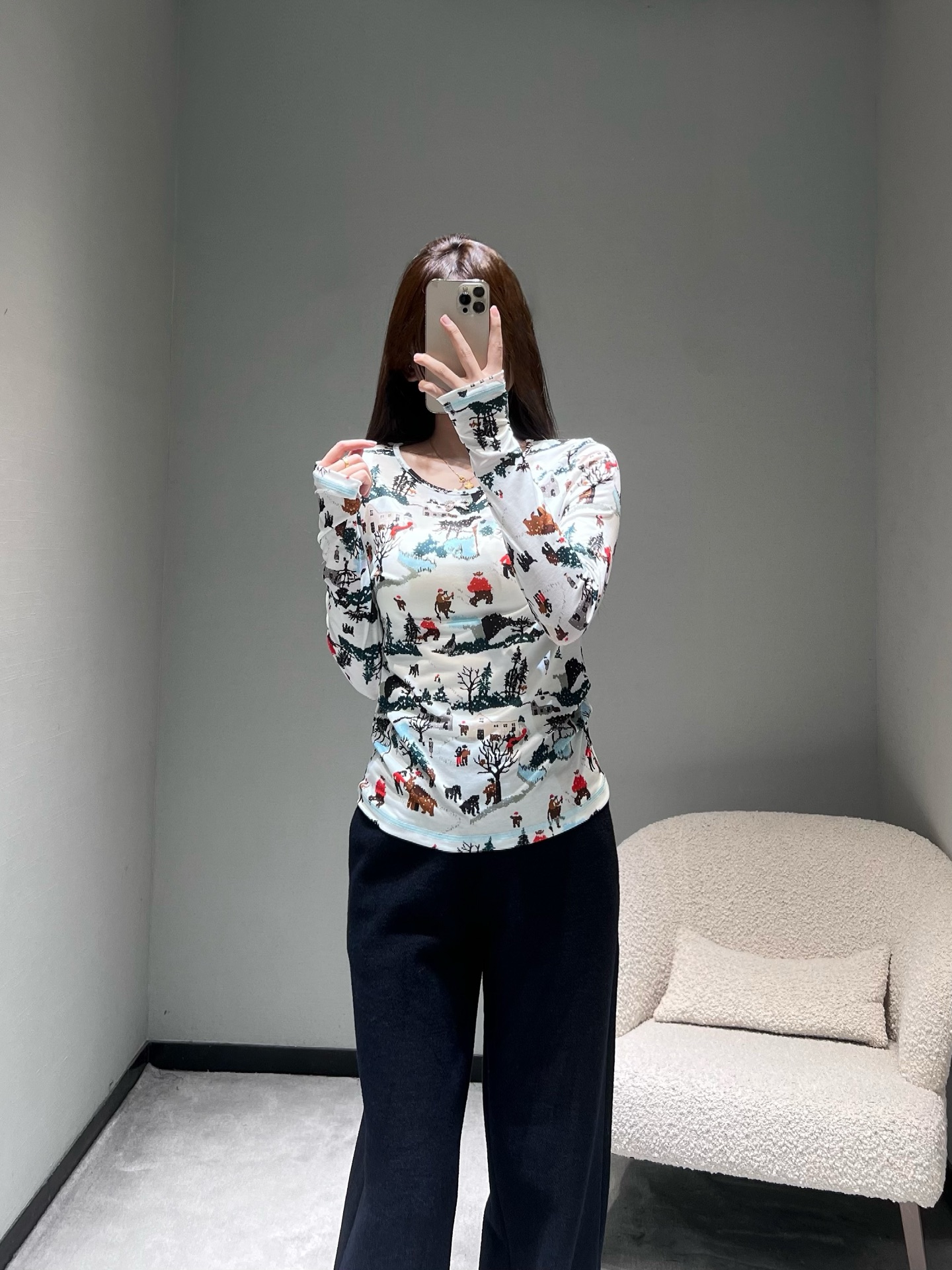 NO:665942,Chan*L 2026SS Early Spring New Product Series // The printed long-sleeved top is inspired by the winter snow scene. The overall picture is covered with interesting patterns of forests, cabins, animals and characters, creating a smart winter fairy tale atmosphere. The most suitable outfit for Christmas themes is the contrasting thin edge details on the hem, which hides ingenuity and adds a sense of sophistication to the whole. SML,,chanel, 19860909Chan*L 2026SS早春新品系列//印花长袖上衣以冬日雪景为核心设计灵感,整体画面铺满了森林、小屋、动物与人物的趣味图案,营造出灵动的冬日童话氛围.最适合圣诞节主题的穿搭来了下摆的撞色细边细节更是暗藏巧思,为整体增添了精致感.SML,,chanel, ,Women's clothing