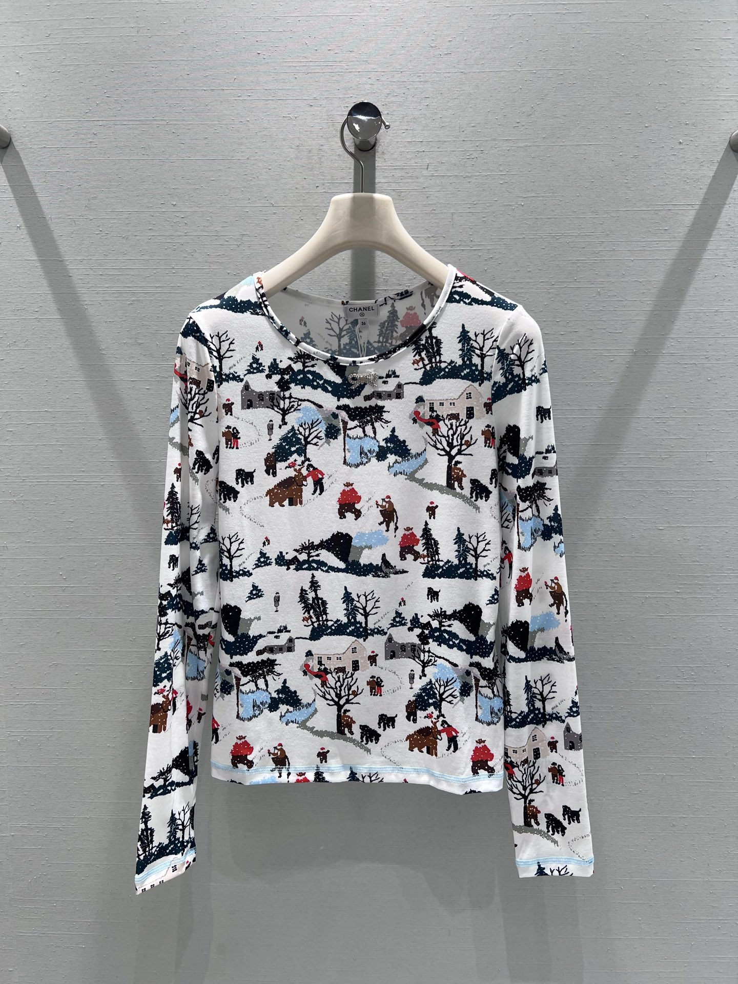 NO:665940,Support exchange Chan*L 2026SS early spring new product series // The printed long-sleeved top is inspired by the winter snow scene. The overall picture is covered with interesting patterns of forests, cabins, animals and people, creating a smart winter fairy tale atmosphere. The most suitable outfit for Christmas themes is the contrasting thin edge details on the hem, which hides ingenuity and adds a sense of sophistication to the whole. SML real shot details,,chanel, 19860909支持换款Chan*L 2026SS早春新品系列//印花长袖上衣以冬日雪景为核心设计灵感,整体画面铺满了森林、小屋、动物与人物的趣味图案,营造出灵动的冬日童话氛围.最适合圣诞节主题的穿搭来了下摆的撞色细边细节更是暗藏巧思,为整体增添了精致感.SML实拍细节,,chanel, ,Women's clothing