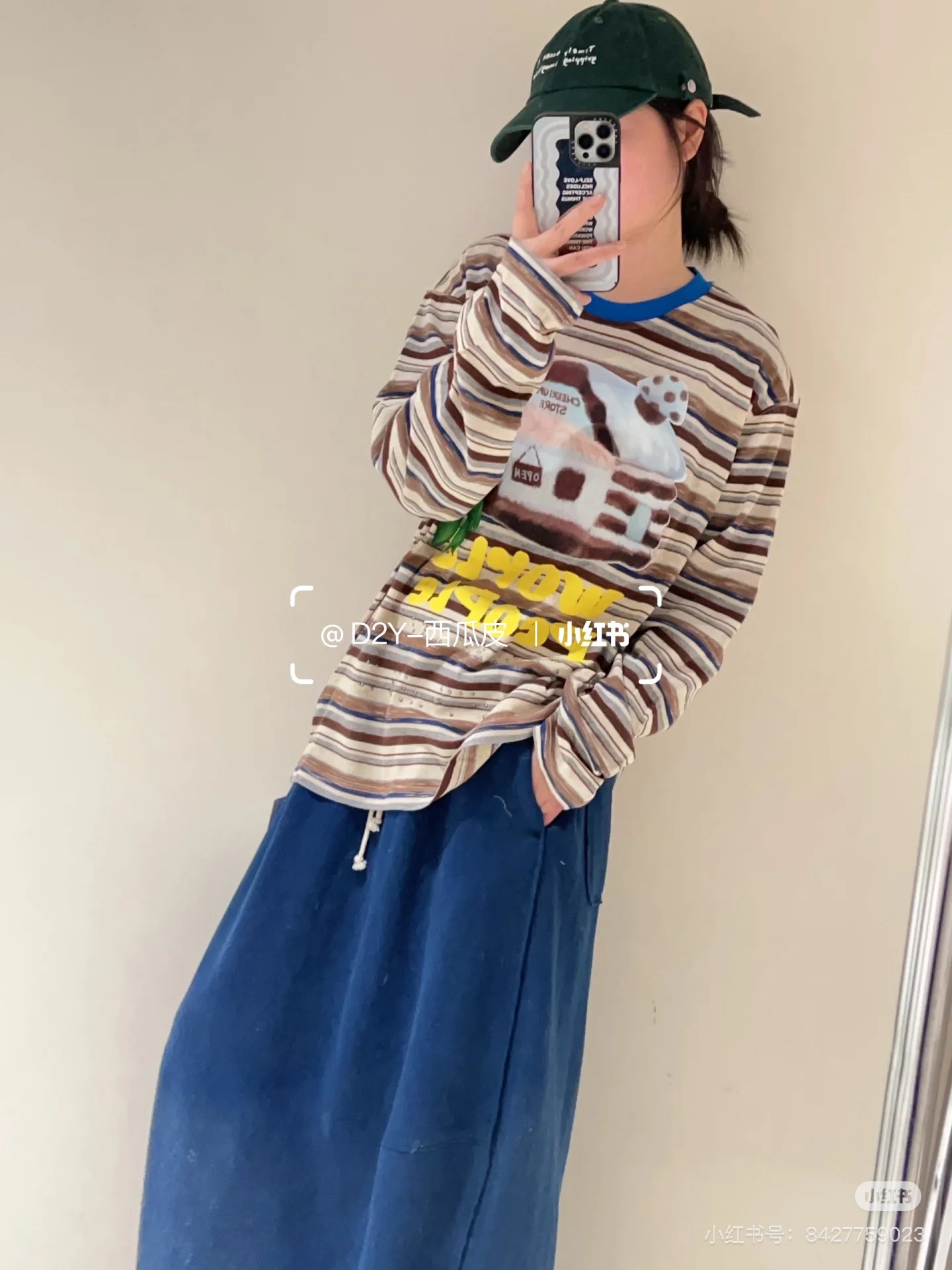 NO:665950,CHEER*UPI26SS Early Spring Series // Fur igloo striped long-sleeved T-shirt made of mixed-color striped knitted fabric, ribbed hemming design; the front of the body is printed with three-dimensional printed patterns of pandas and cartoon huts, with bright yellow letter printing and green four-leaf clover decoration, full of childlike interest, exquisite workmanship of the pattern, loose shoulder design, easy to control various body types. SML,, tees, t-shirt,  19860909CHEER*UPI26SS早春系列//皮草雪屋条纹长袖T恤混色条纹针织面料,罗纹包边设计；衣身正面印有熊猫、卡通小屋的立体印花图案,搭配亮黄色字母印花与绿色四叶草装饰,童趣感拉满,图案做工精致,宽松的落肩版型设计,各种身材轻松驾驭.SML,,tees，t-shirt, ,Women's clothing