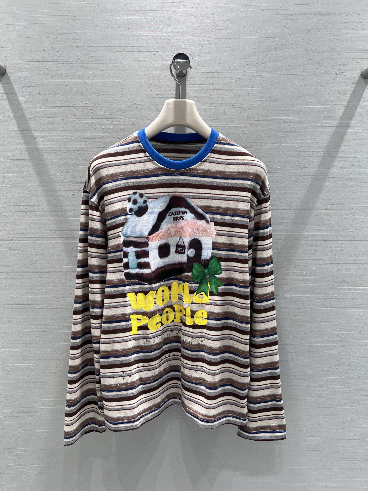 NO:665946,Support for exchange CHEER*UPI26SS early spring series // fur igloo striped long-sleeved T-shirt made of mixed color striped knitted fabric, ribbed hemming design; the front of the body is printed with a three-dimensional printed pattern of pandas and cartoon huts, with bright yellow letter printing and green four-leaf clover decoration, full of childlike interest, exquisite workmanship of the pattern, loose shoulder design, easy to control various body types. SML real shot details, tees, t-shirt,  19860909支持换款CHEER*UPI26SS早春系列//皮草雪屋条纹长袖T恤混色条纹针织面料,罗纹包边设计；衣身正面印有熊猫、卡通小屋的立体印花图案,搭配亮黄色字母印花与绿色四叶草装饰,童趣感拉满,图案做工精致,宽松的落肩版型设计,各种身材轻松驾驭.SML实拍细节,,tees，t-shirt, ,Women's clothing
