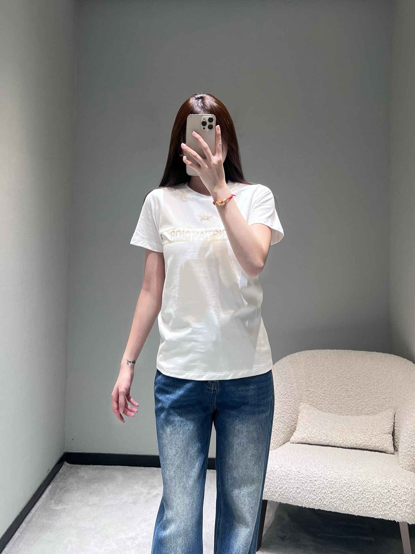 NO:665960,DIO*26SS early spring new product series//CD classic short-sleeved T-shirt made of high-quality cotton fabric. The design is based on a simple round neck. The chest is embellished with a metallic five-pointed star decoration and a horizontal letter logo; the contrasting color design highlights the brand recognition and adds an exquisite light luxury style. SML,, dior, T-shirt, tees, t-shirt,  19860909DIO*26SS早春新品系列//CD经典款短袖T恤高品质棉质面料打造,设计上以简约圆领为基础,胸前点缀金属质感五角星装饰,搭配横向的字母logo；撞色设计凸显品牌辨识度的同时,增添了精致的轻奢格调.SML,,dior,T-shirt,tees，t-shirt, ,Women's clothing